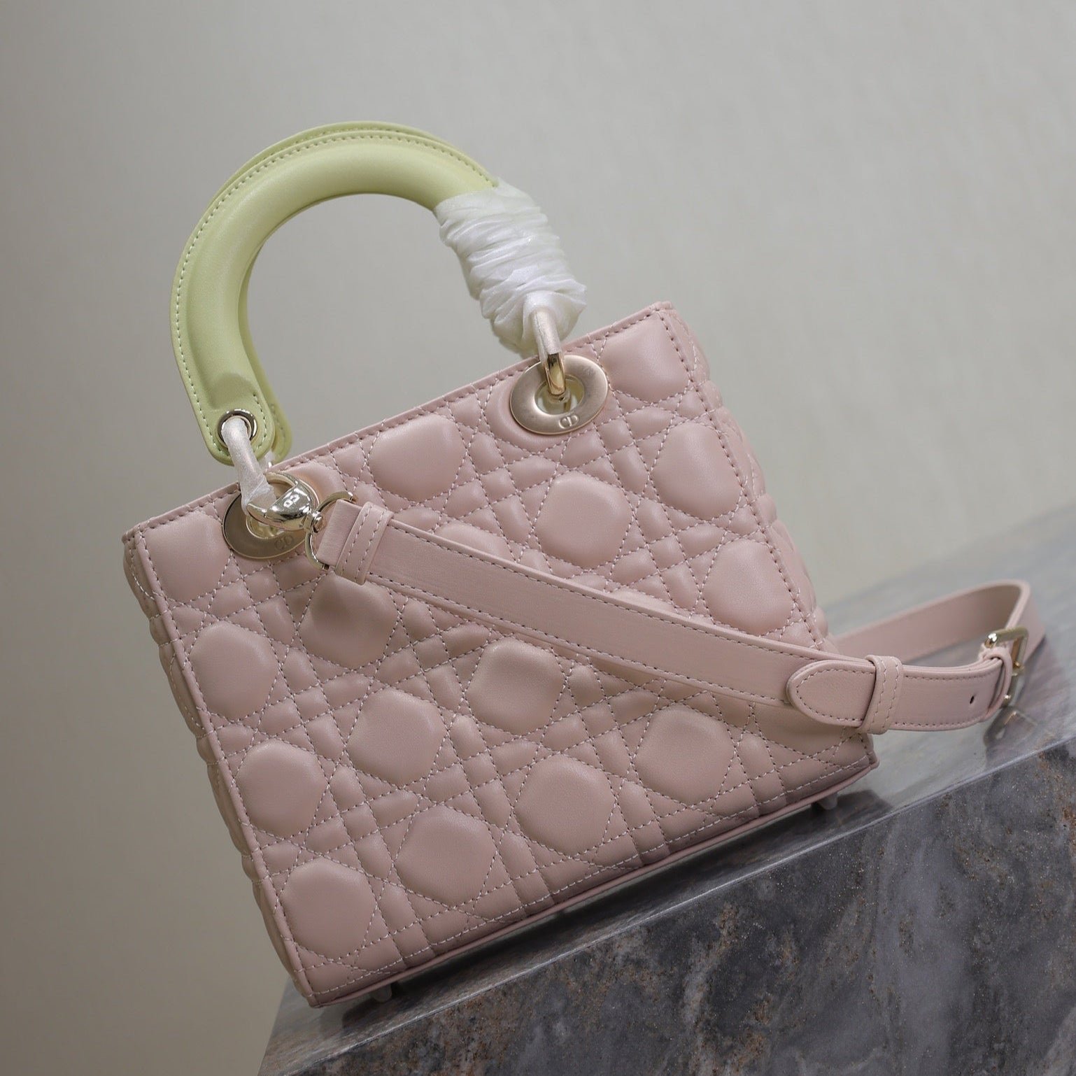 {Style No: QZHP1Q9P} MEDIUM LADY BAG 20 IN BABY PINK QUILTED MACROCANNAGE CALFSKIN SWAMP YELLOW STRAP - Image 2