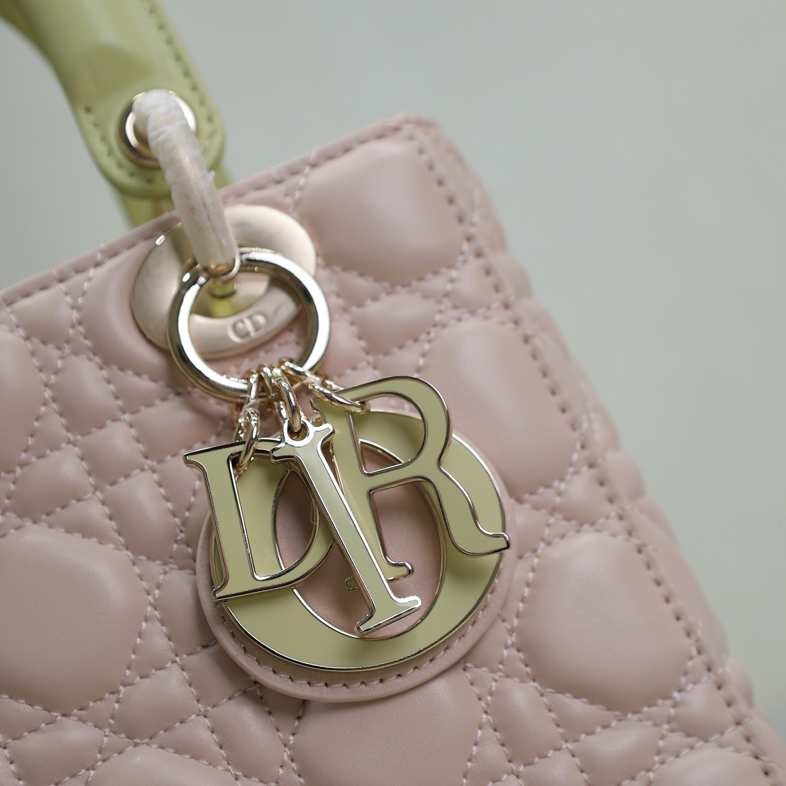 {Style No: QZHP1Q9P} MEDIUM LADY BAG 20 IN BABY PINK QUILTED MACROCANNAGE CALFSKIN SWAMP YELLOW STRAP - Image 3
