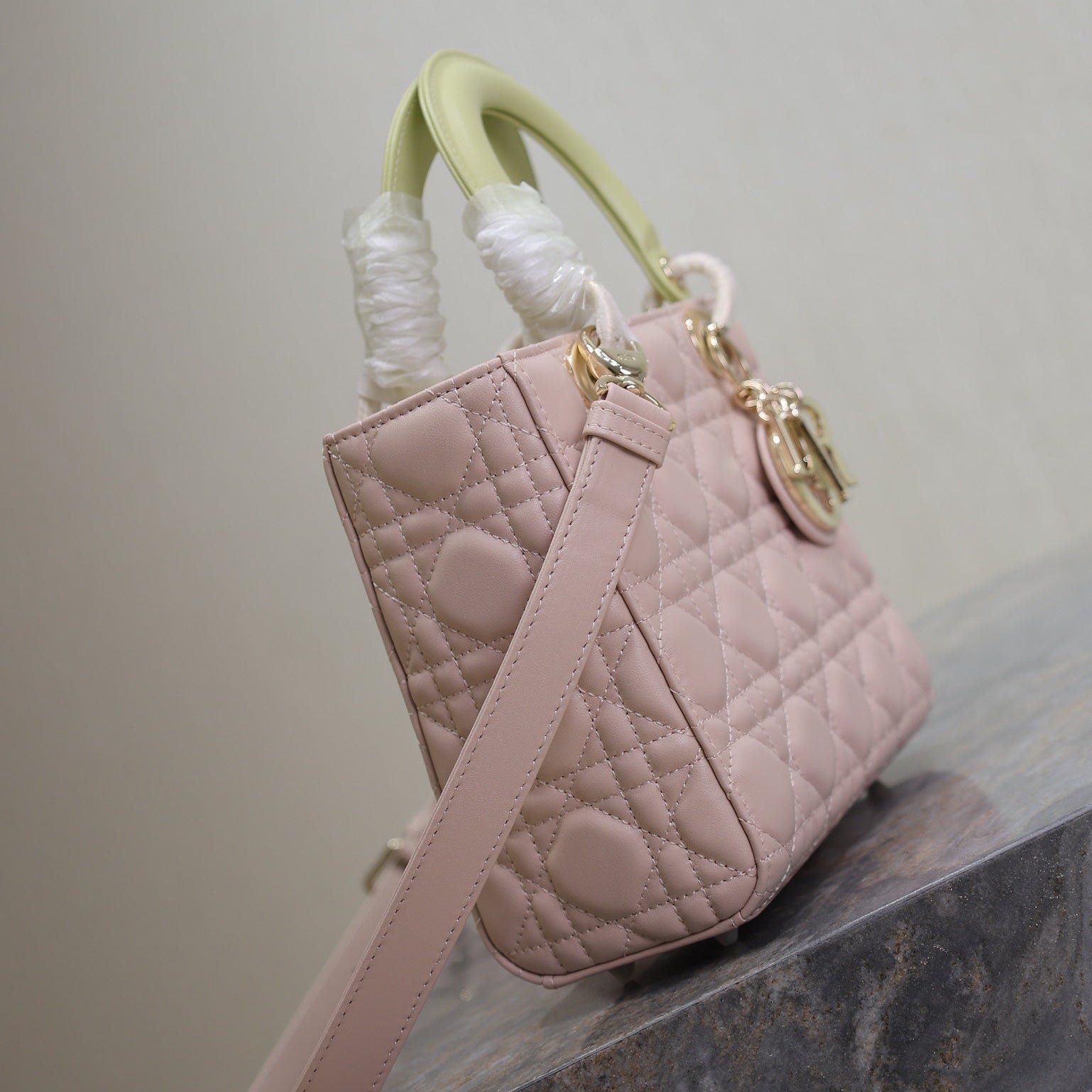 {Style No: QZHP1Q9P} MEDIUM LADY BAG 20 IN BABY PINK QUILTED MACROCANNAGE CALFSKIN SWAMP YELLOW STRAP - Image 4