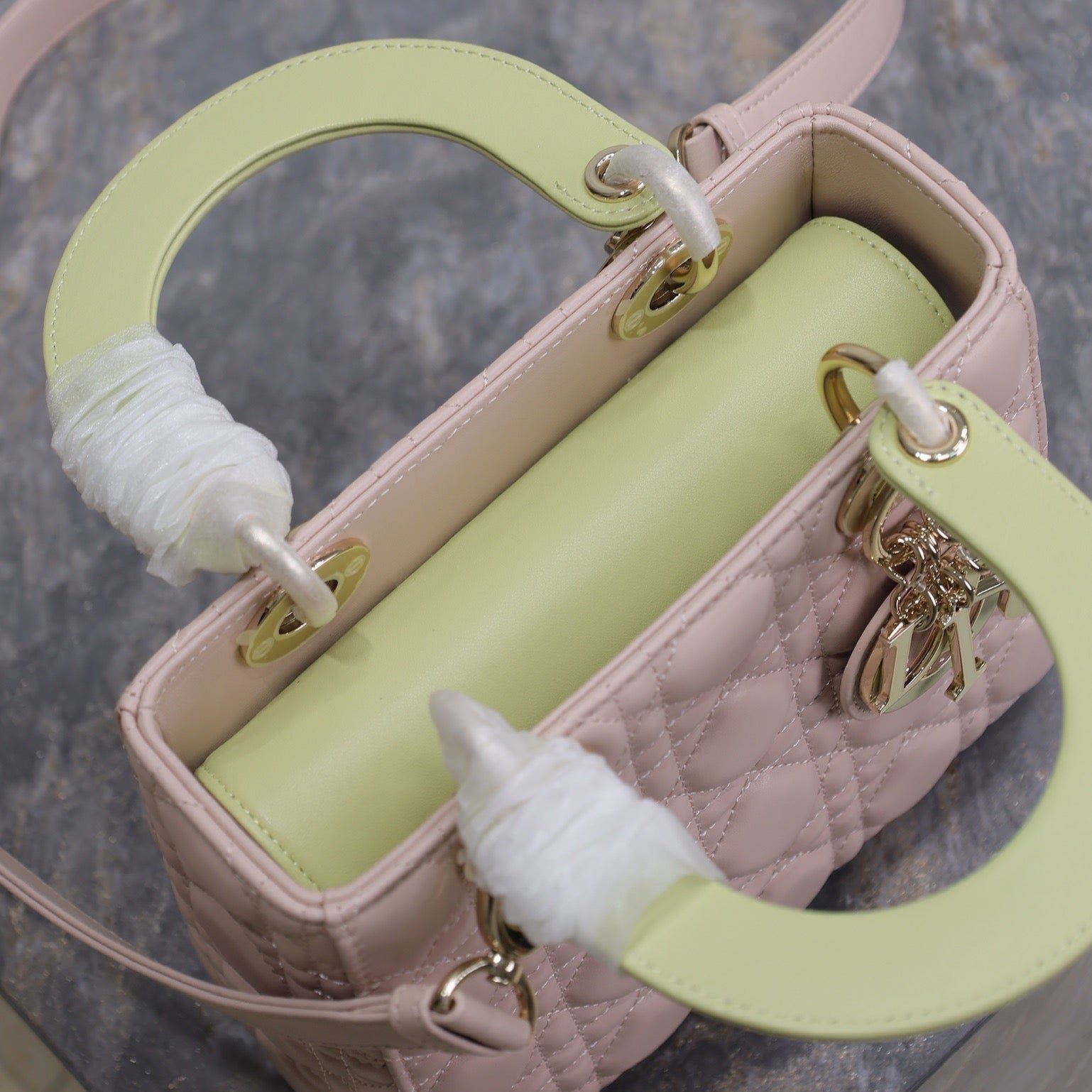 {Style No: QZHP1Q9P} MEDIUM LADY BAG 20 IN BABY PINK QUILTED MACROCANNAGE CALFSKIN SWAMP YELLOW STRAP - Image 5
