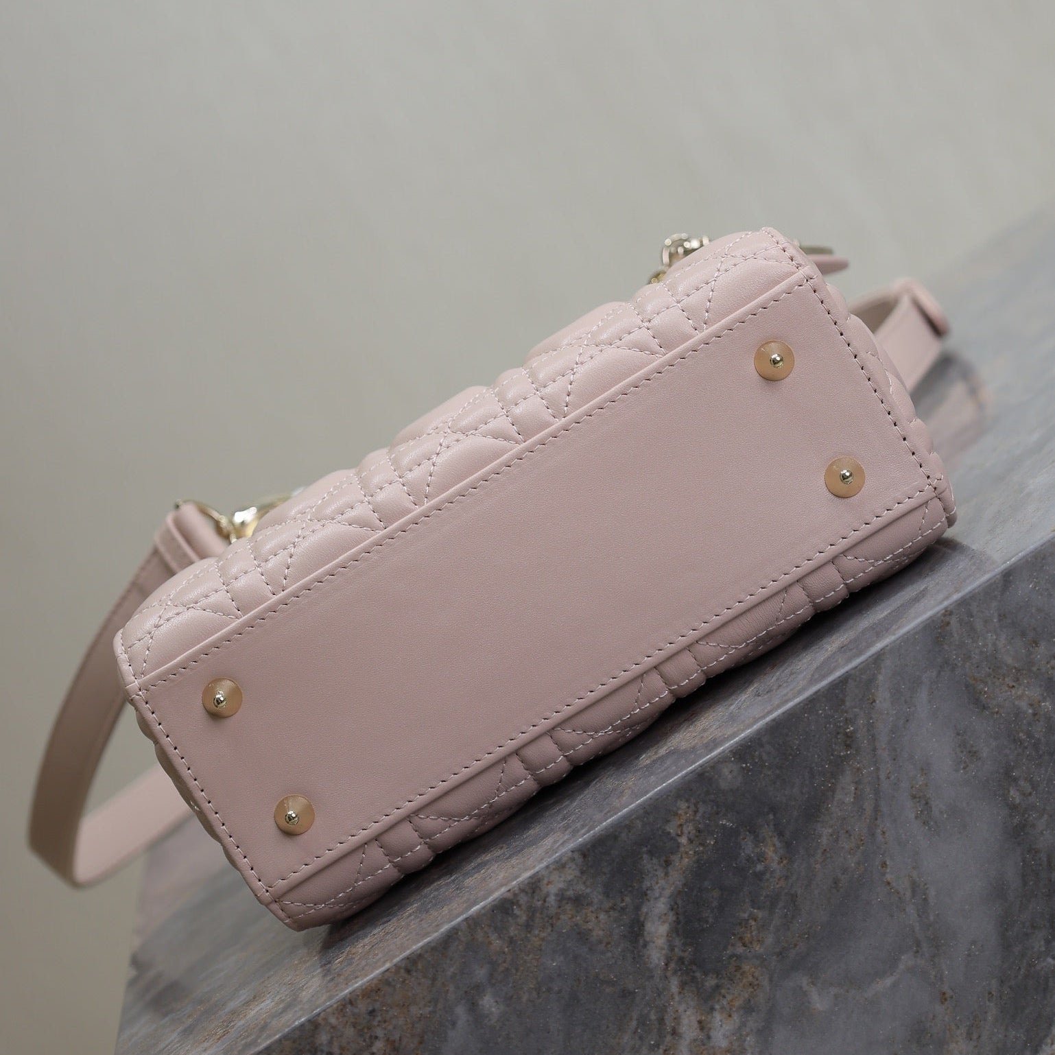 {Style No: QZHP1Q9P} MEDIUM LADY BAG 20 IN BABY PINK QUILTED MACROCANNAGE CALFSKIN SWAMP YELLOW STRAP - Image 7