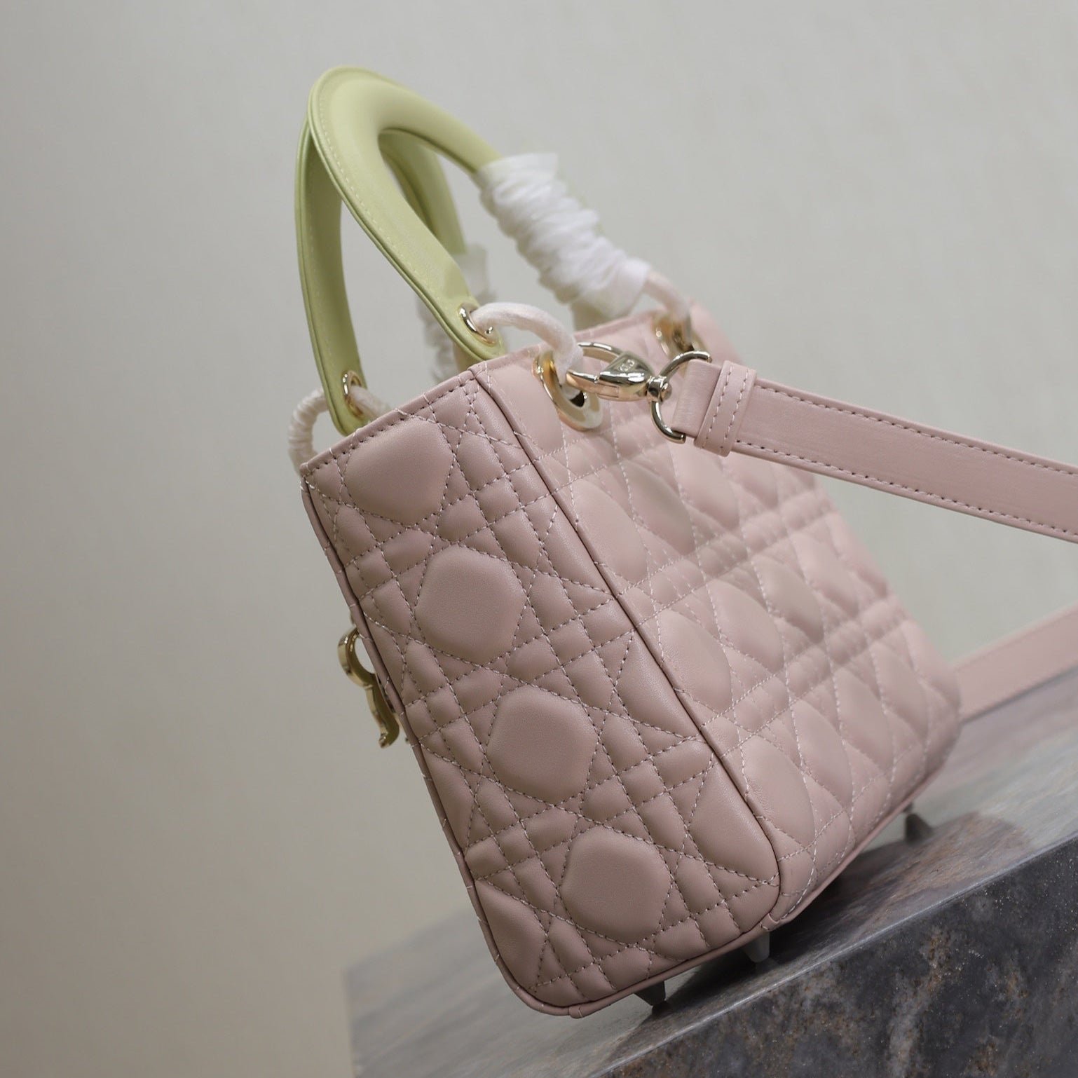 {Style No: QZHP1Q9P} MEDIUM LADY BAG 20 IN BABY PINK QUILTED MACROCANNAGE CALFSKIN SWAMP YELLOW STRAP - Image 8
