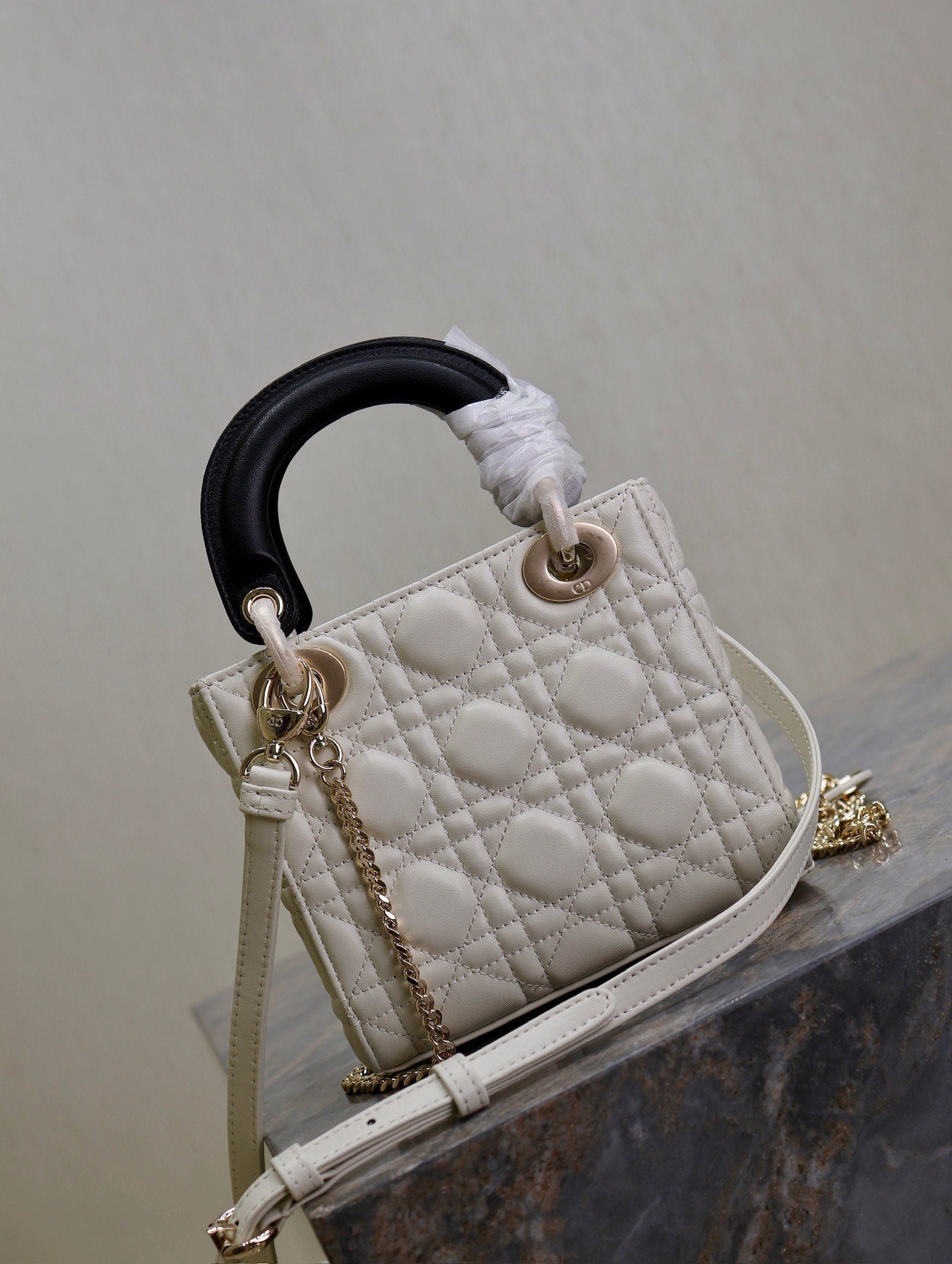 {Style No: E8ORD16Y} MINI LADY BAG 17 IN WHITE QUILTED MACROCANNAGE CALFSKIN BLACK STRAP - Image 4