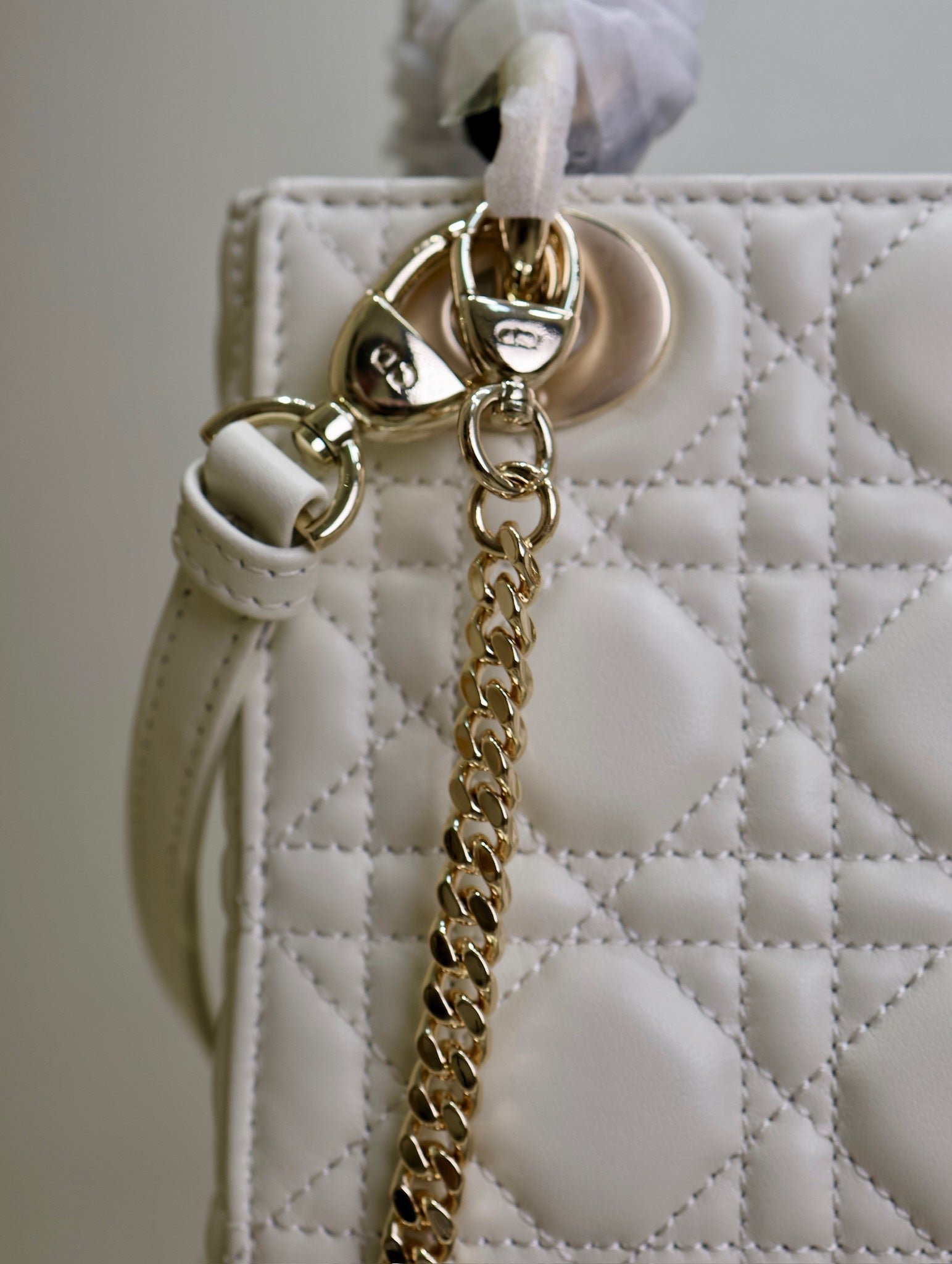 {Style No: E8ORD16Y} MINI LADY BAG 17 IN WHITE QUILTED MACROCANNAGE CALFSKIN BLACK STRAP - Image 6