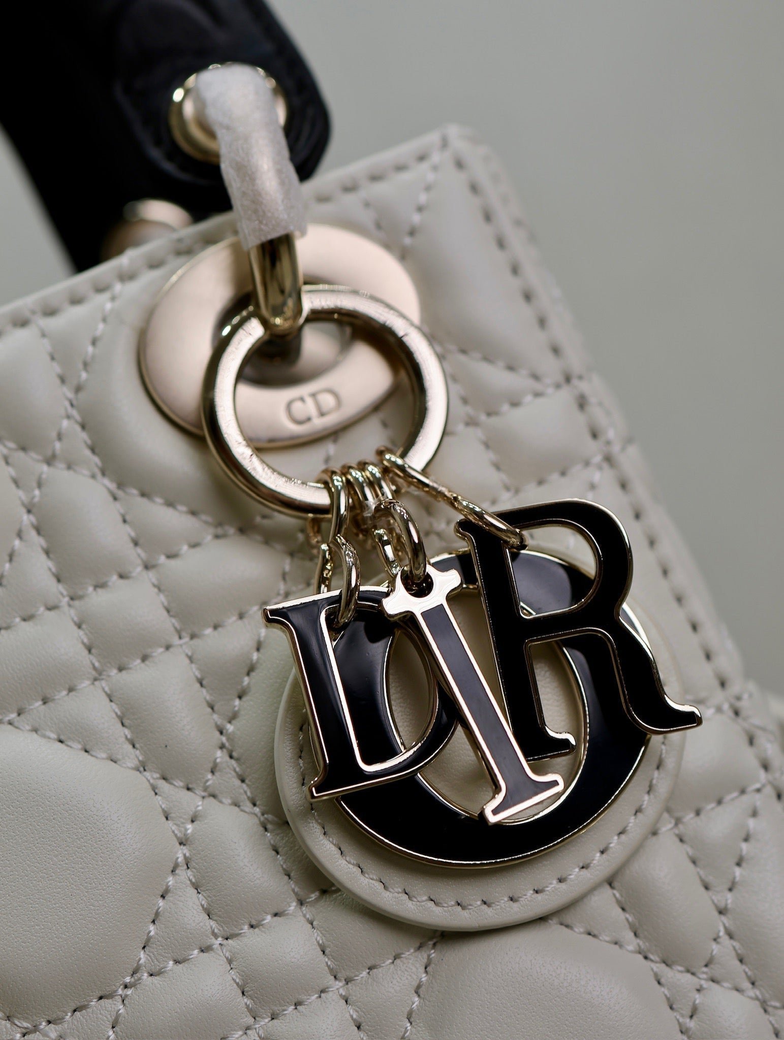 {Style No: E8ORD16Y} MINI LADY BAG 17 IN WHITE QUILTED MACROCANNAGE CALFSKIN BLACK STRAP - Image 7