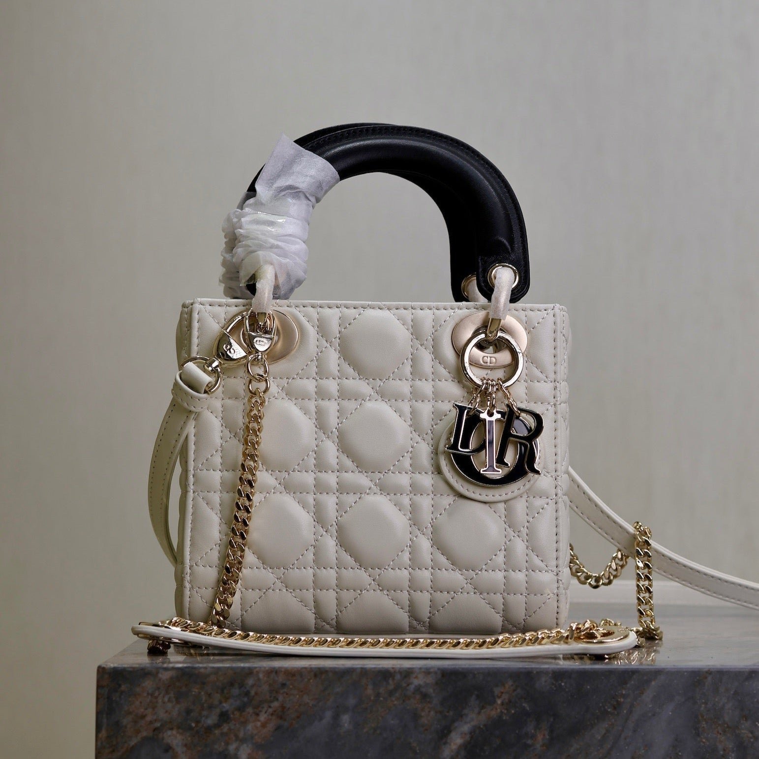{Style No: E8ORD16Y} MINI LADY BAG 17 IN WHITE QUILTED MACROCANNAGE CALFSKIN BLACK STRAP