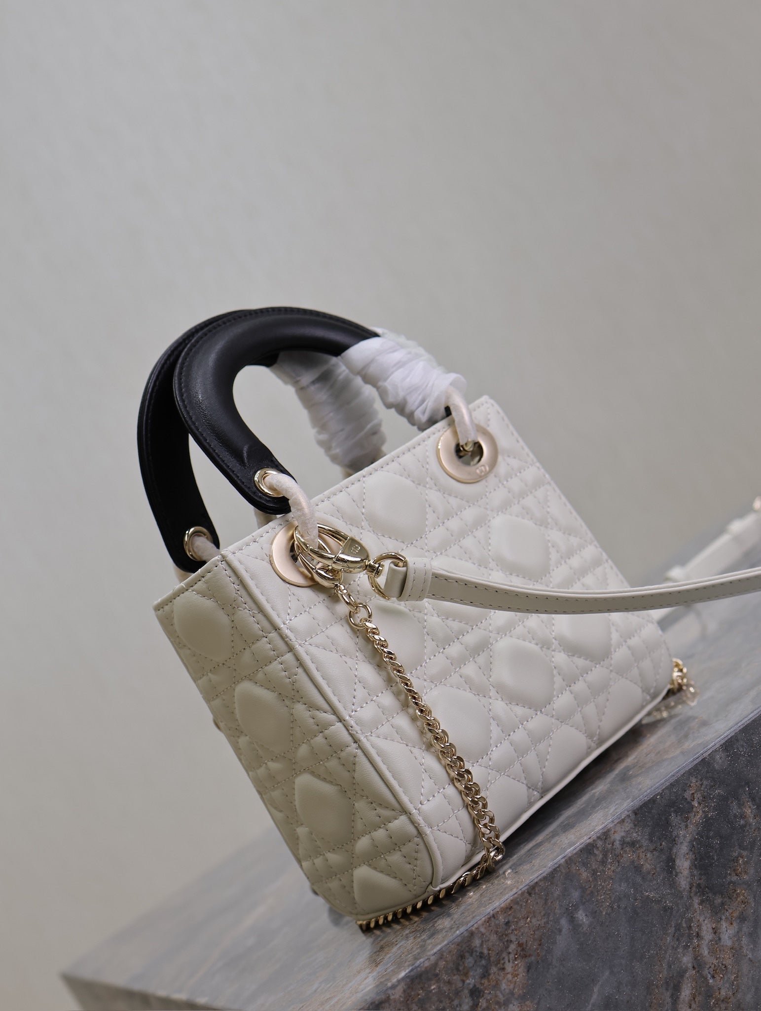 {Style No: E8ORD16Y} MINI LADY BAG 17 IN WHITE QUILTED MACROCANNAGE CALFSKIN BLACK STRAP - Image 8