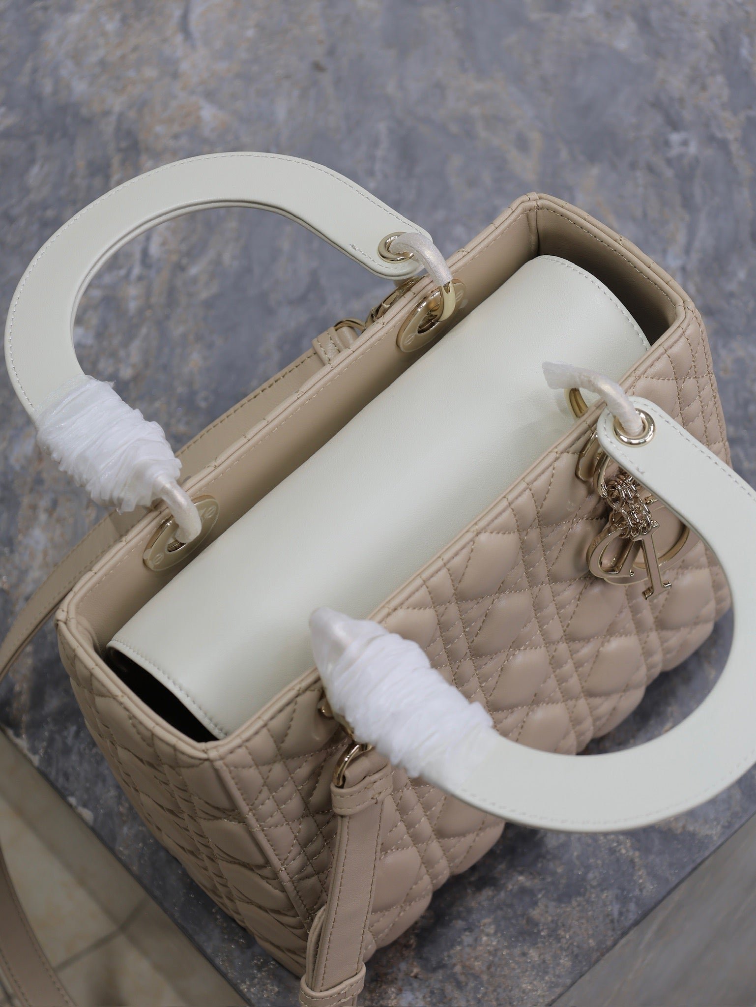 {Style No: OIBCMG4U} MEDIUM LADY BAG 24 IN POWDER BEIGE QUILTED MACROCANNAGE CALFSKIN METAL CHARM - Image 3