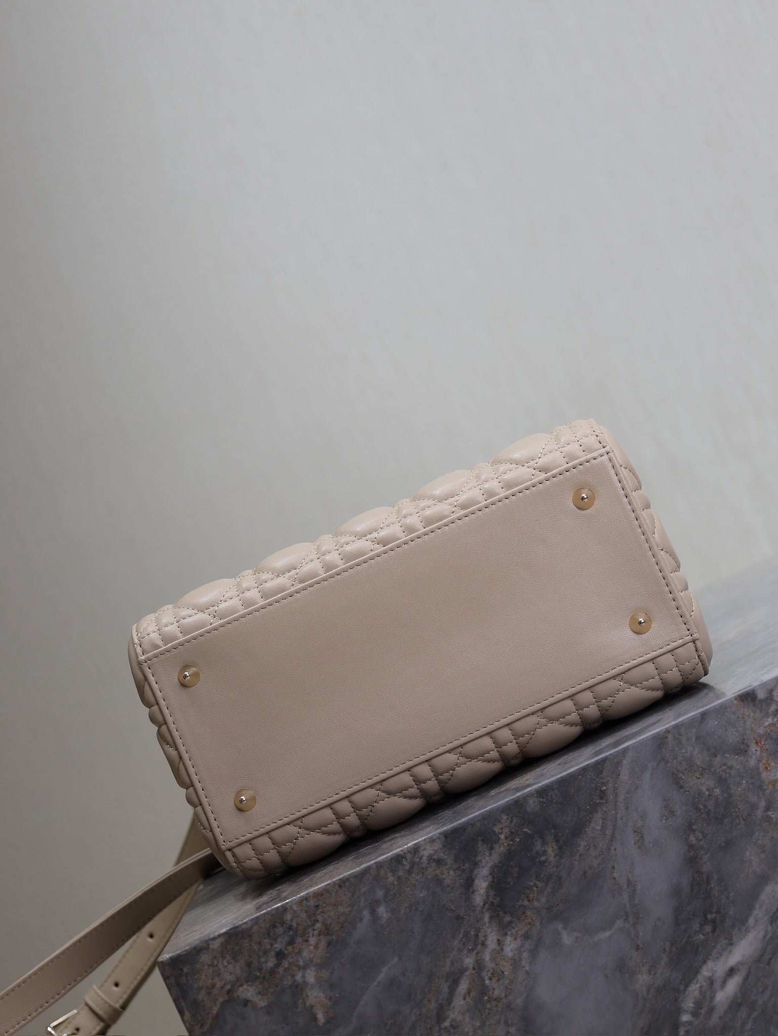 {Style No: OIBCMG4U} MEDIUM LADY BAG 24 IN POWDER BEIGE QUILTED MACROCANNAGE CALFSKIN METAL CHARM - Image 6