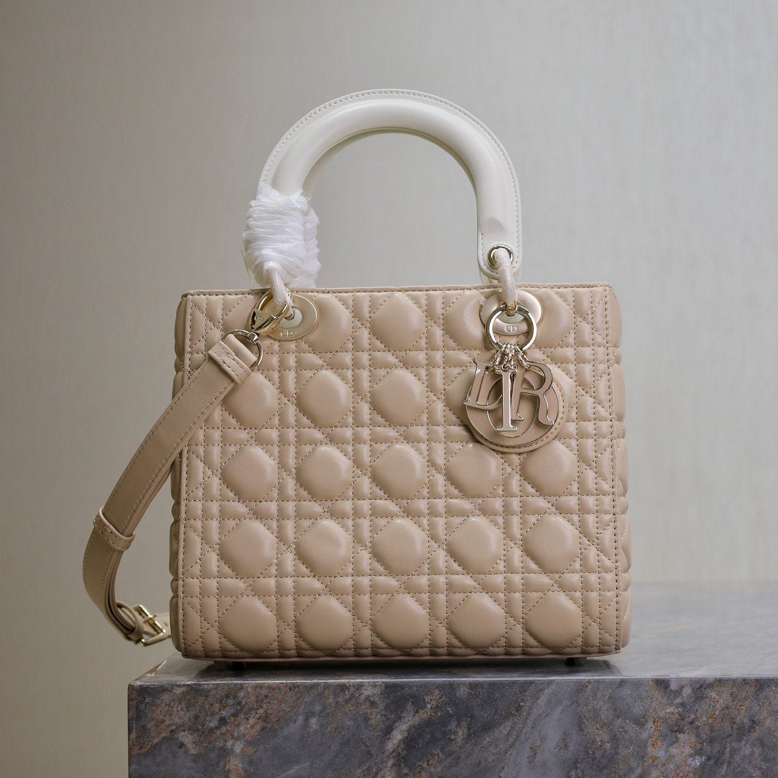 {Style No: OIBCMG4U} MEDIUM LADY BAG 24 IN POWDER BEIGE QUILTED MACROCANNAGE CALFSKIN METAL CHARM