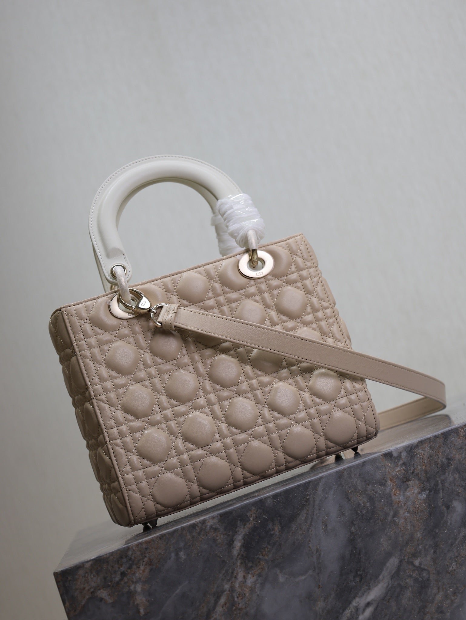 {Style No: OIBCMG4U} MEDIUM LADY BAG 24 IN POWDER BEIGE QUILTED MACROCANNAGE CALFSKIN METAL CHARM - Image 8