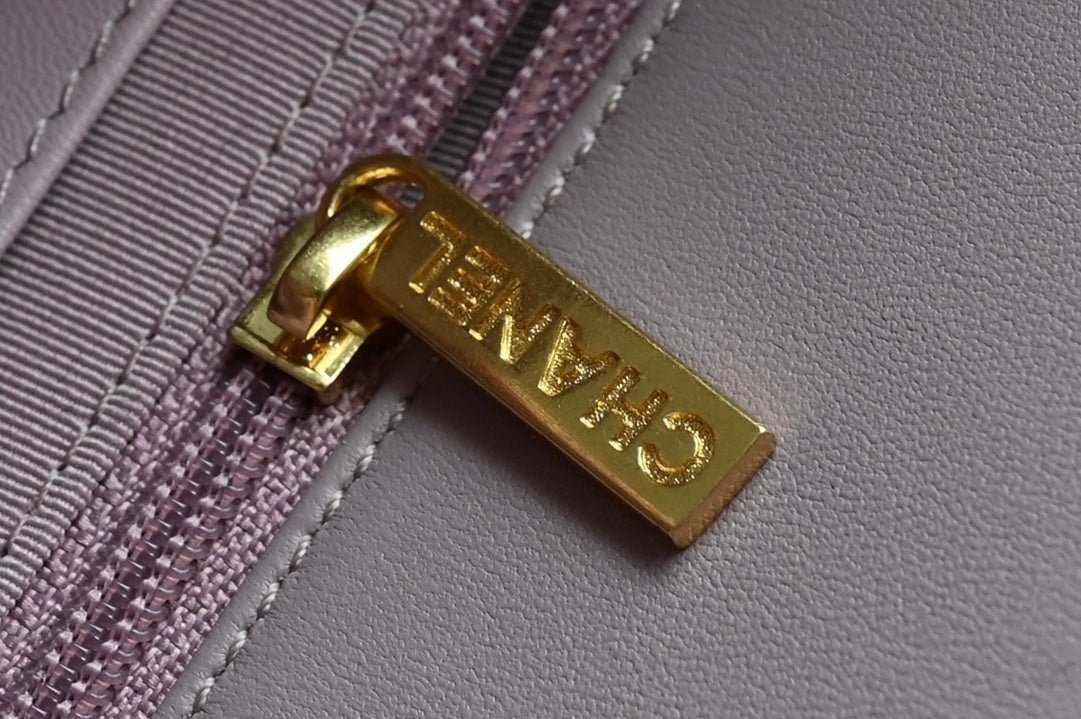 {Style No: 267YRJ2N} CHANEL 25S FLAP BAG 21 CM IN LIGHT PURPLE LAMBSKIN WITH GOLD HARDWARE - Image 6