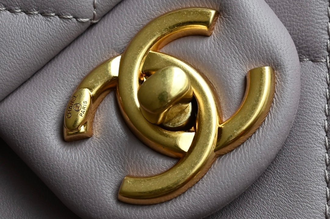 {Style No: 267YRJ2N} CHANEL 25S FLAP BAG 21 CM IN LIGHT PURPLE LAMBSKIN WITH GOLD HARDWARE - Image 2
