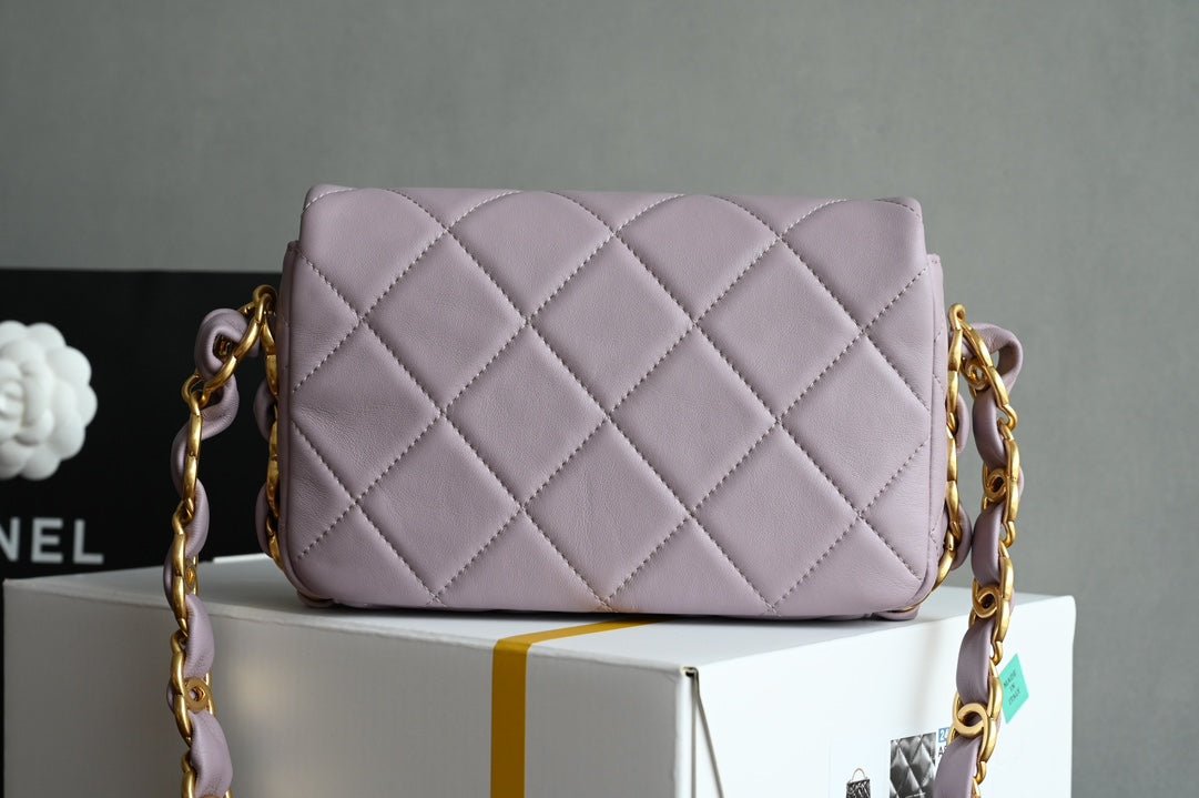 {Style No: 267YRJ2N} CHANEL 25S FLAP BAG 21 CM IN LIGHT PURPLE LAMBSKIN WITH GOLD HARDWARE - Image 4