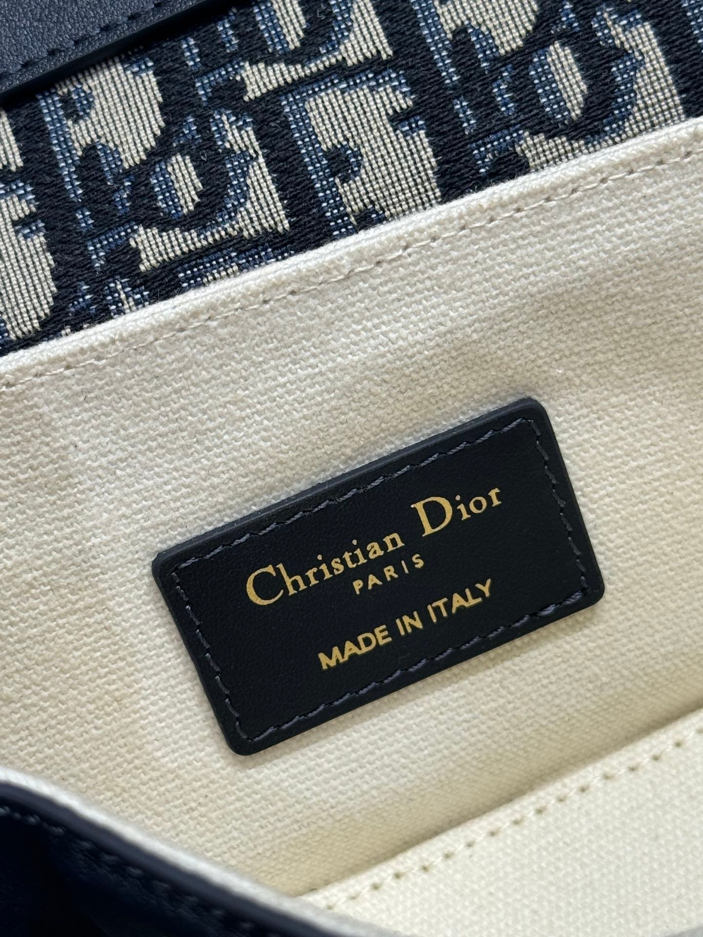 {Style No: PPPI39BU} SMALL 19 MONTAIGNE AVENUE TOP HANDLE BAG BLUE DIOR OBLIQUE JACQUARD AND BLACK SMOOTH CALFSKIN 221158 - Image 9