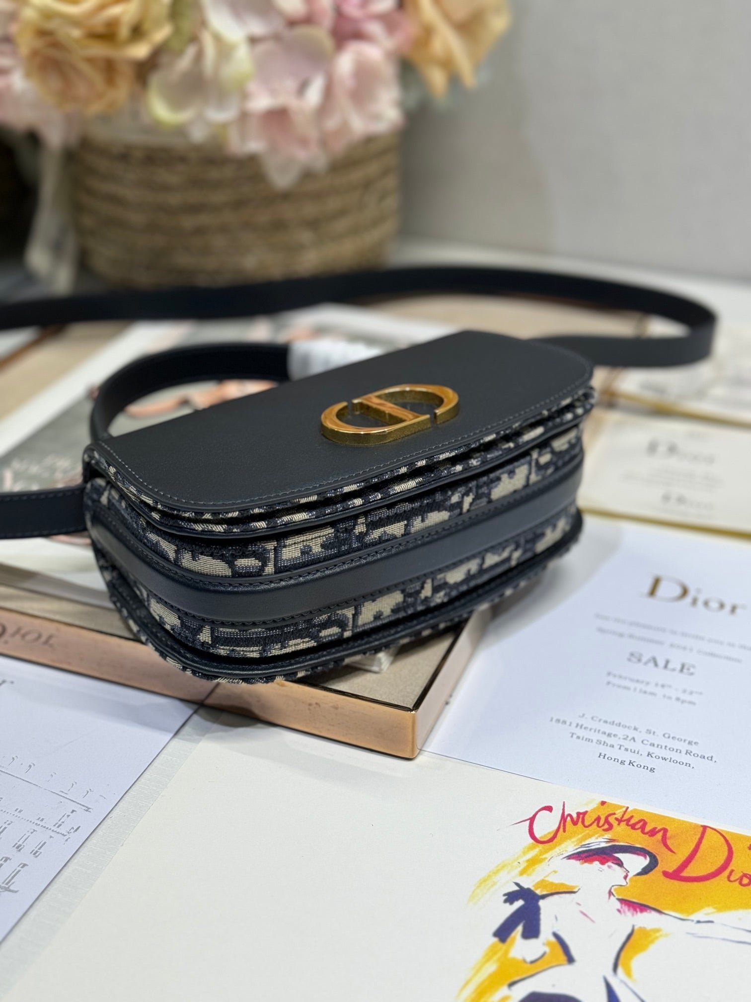 {Style No: PPPI39BU} SMALL 19 MONTAIGNE AVENUE TOP HANDLE BAG BLUE DIOR OBLIQUE JACQUARD AND BLACK SMOOTH CALFSKIN 221158 - Image 4