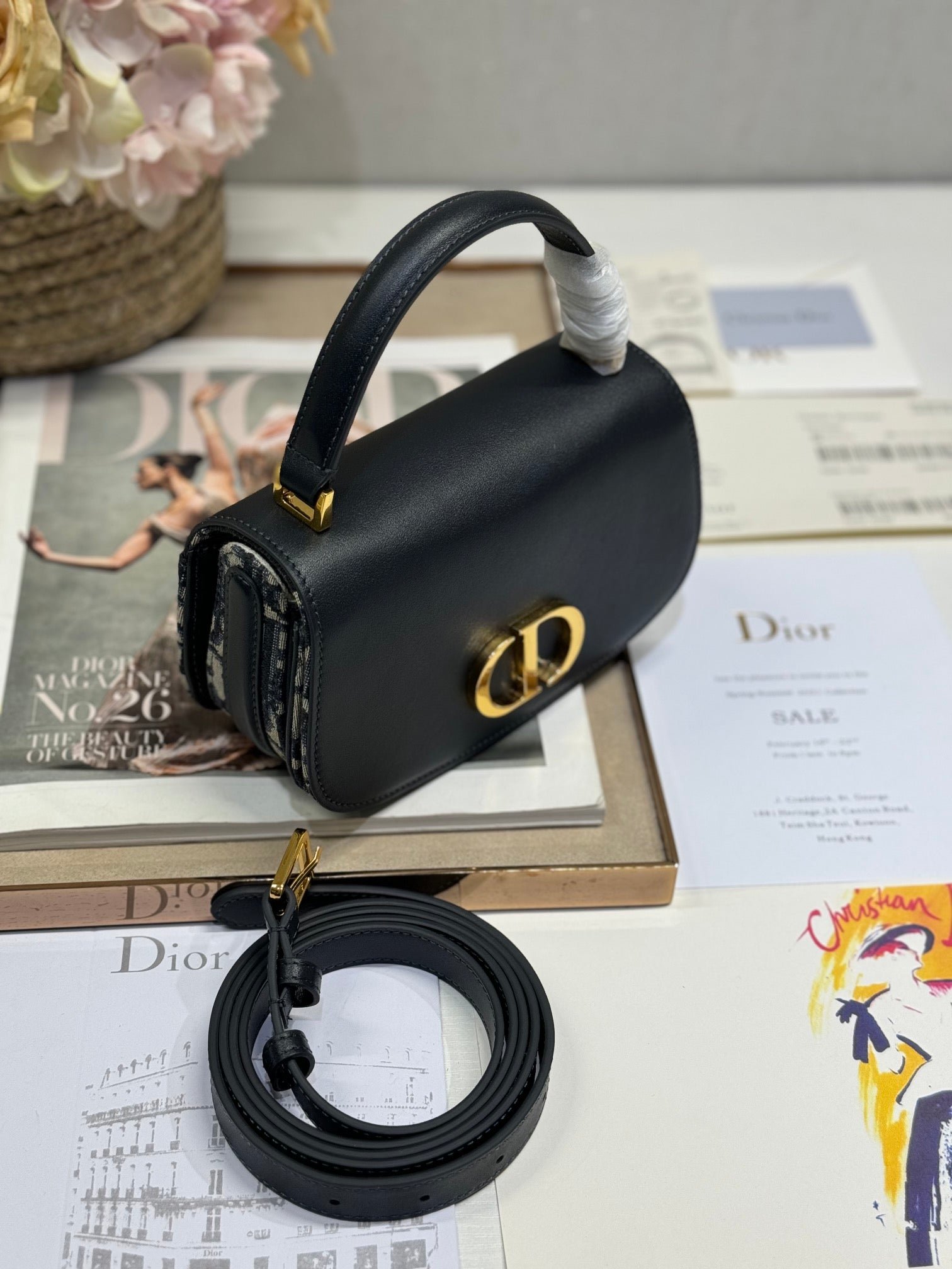 {Style No: PPPI39BU} SMALL 19 MONTAIGNE AVENUE TOP HANDLE BAG BLUE DIOR OBLIQUE JACQUARD AND BLACK SMOOTH CALFSKIN 221158 - Image 2