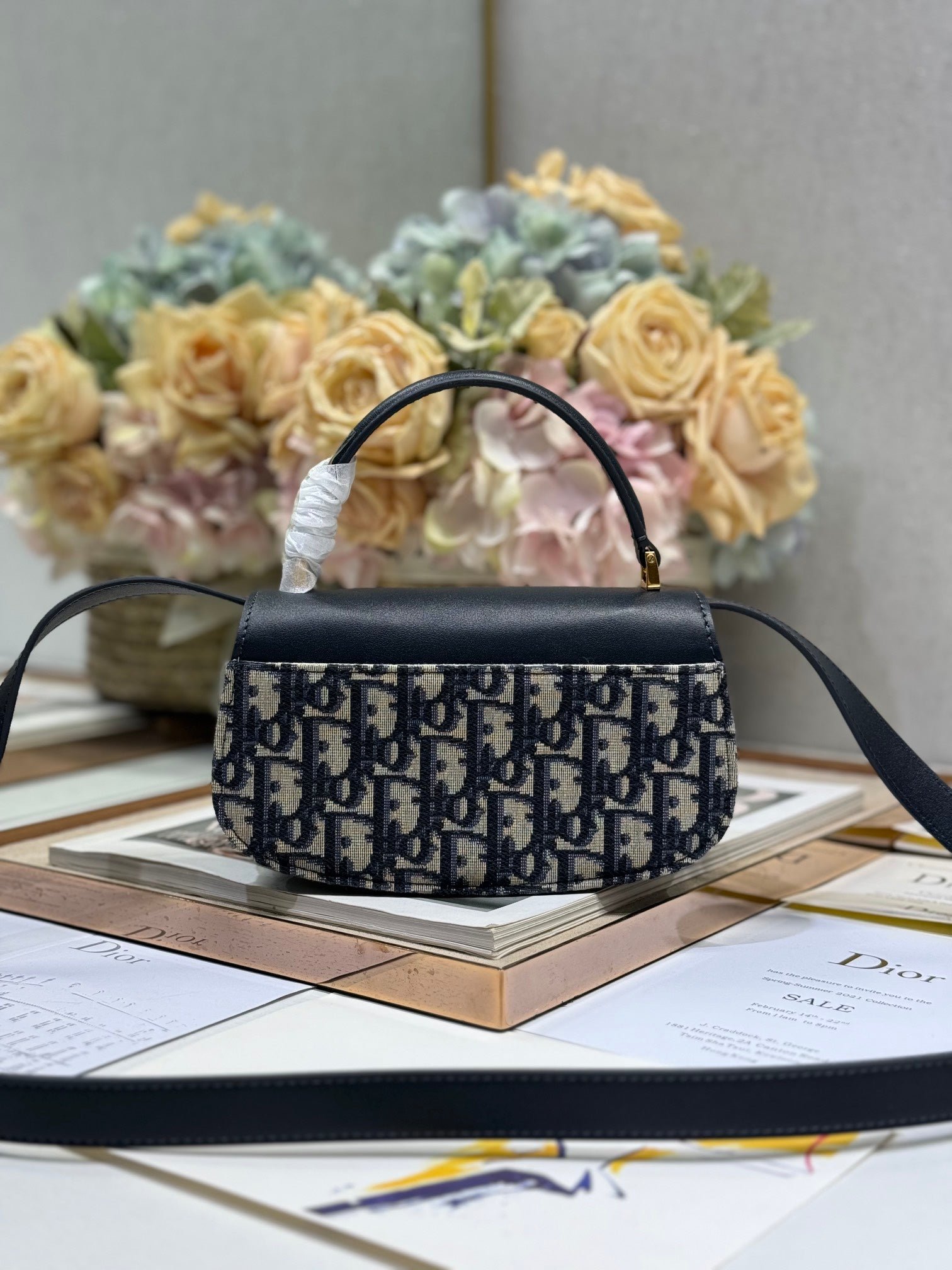 {Style No: PPPI39BU} SMALL 19 MONTAIGNE AVENUE TOP HANDLE BAG BLUE DIOR OBLIQUE JACQUARD AND BLACK SMOOTH CALFSKIN 221158 - Image 5