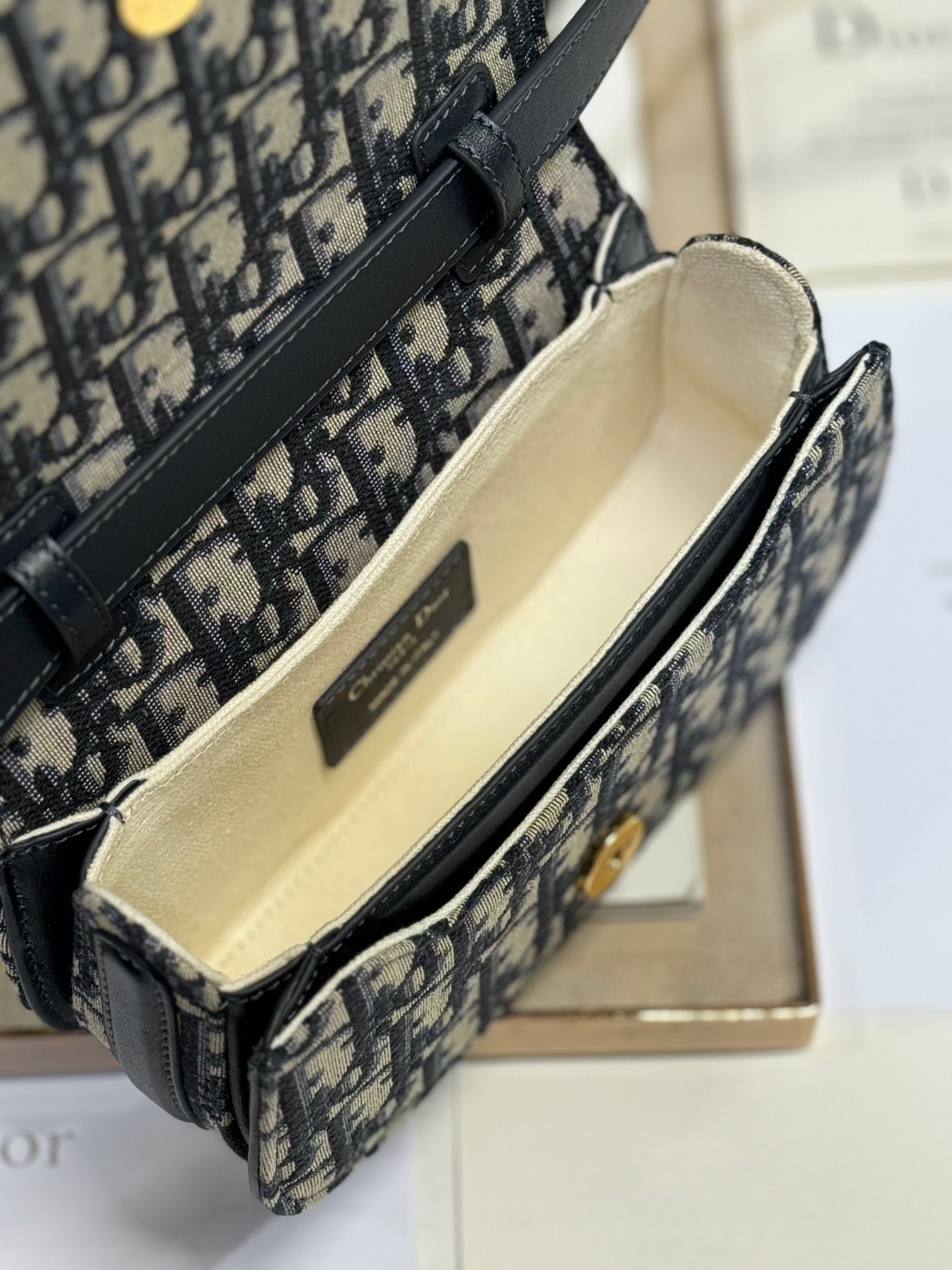 {Style No: PPPI39BU} SMALL 19 MONTAIGNE AVENUE TOP HANDLE BAG BLUE DIOR OBLIQUE JACQUARD AND BLACK SMOOTH CALFSKIN 221158 - Image 8