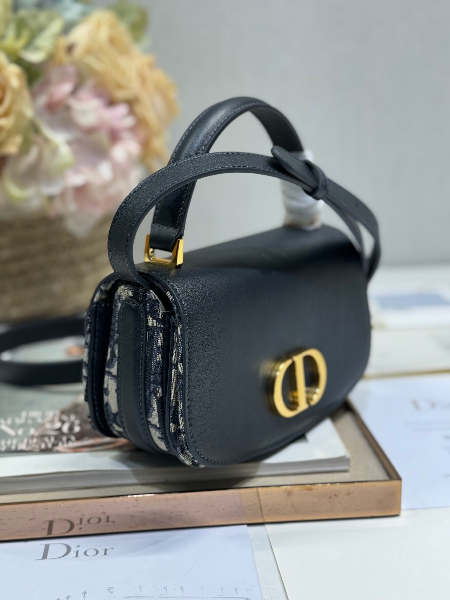 {Style No: PPPI39BU} SMALL 19 MONTAIGNE AVENUE TOP HANDLE BAG BLUE DIOR OBLIQUE JACQUARD AND BLACK SMOOTH CALFSKIN 221158 - Image 3