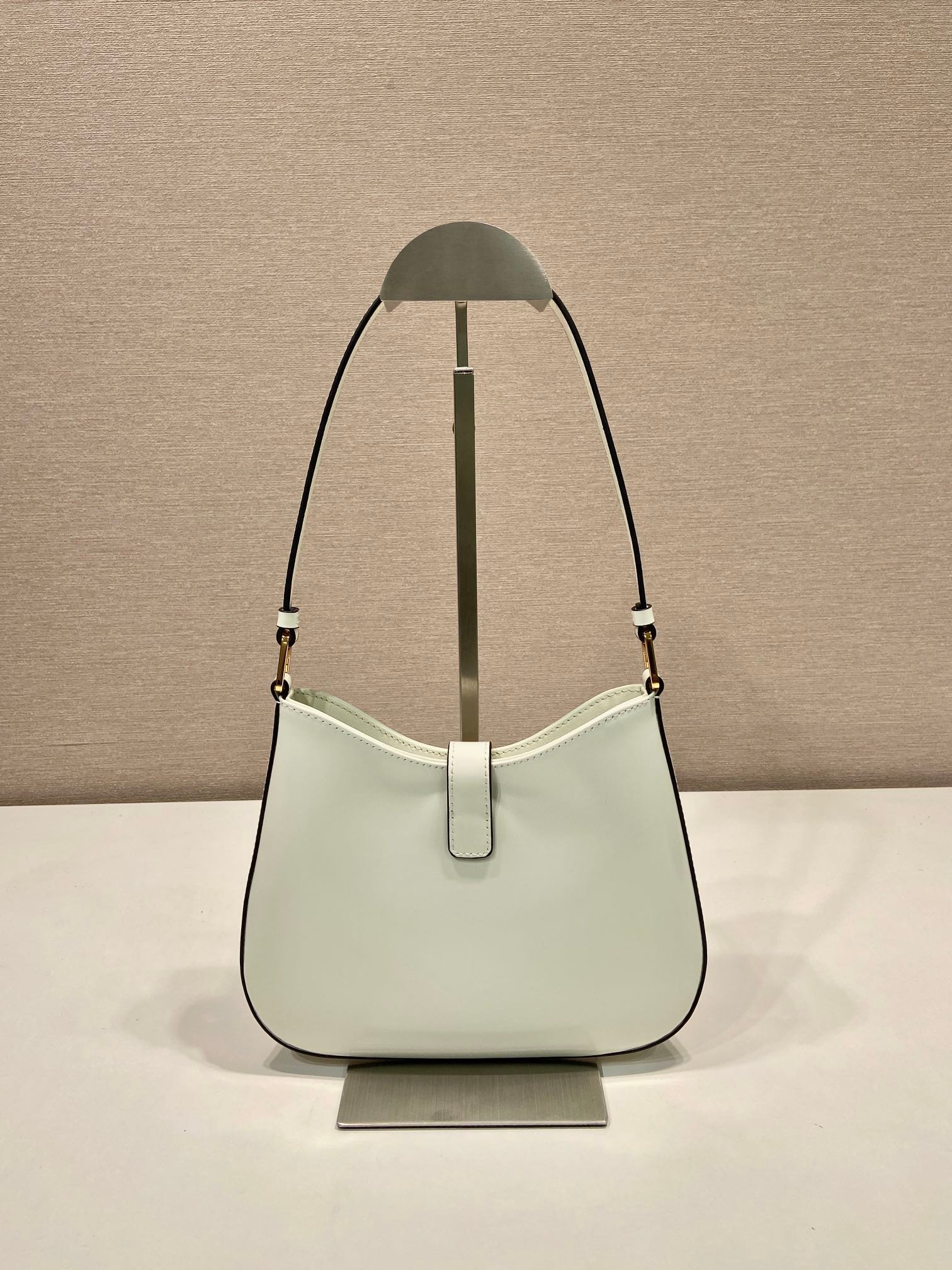 {Style No: MDNVERFR} CLEO SHOULDER BAG 22 IN WHITE BRUSHED LAMBSKIN WITH CLASP CLOSURE - Image 4