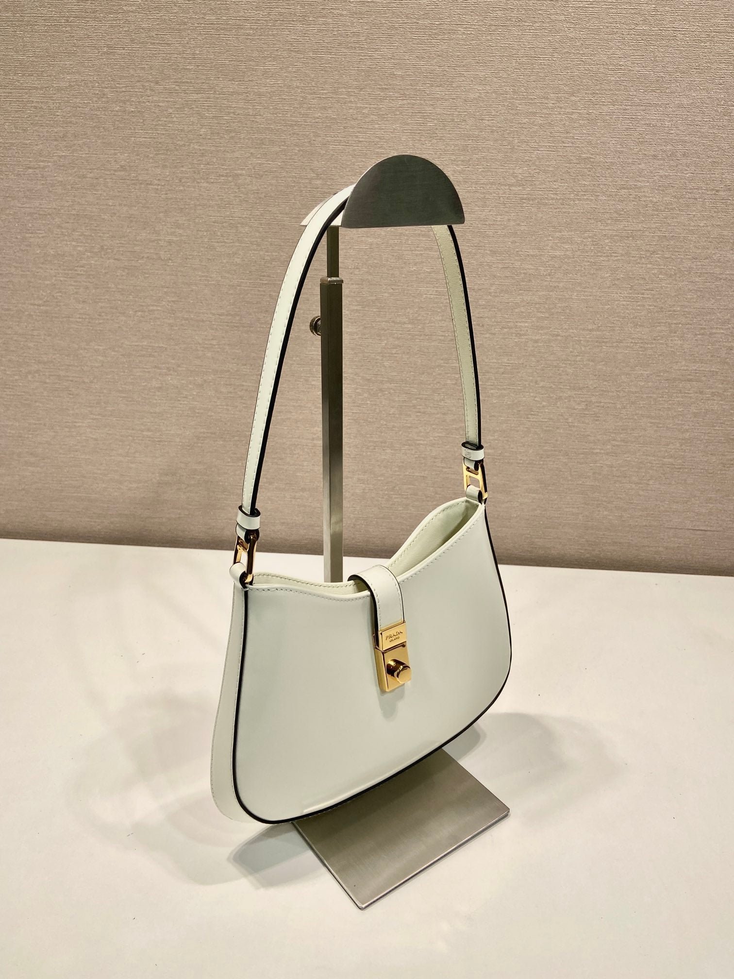{Style No: MDNVERFR} CLEO SHOULDER BAG 22 IN WHITE BRUSHED LAMBSKIN WITH CLASP CLOSURE - Image 3