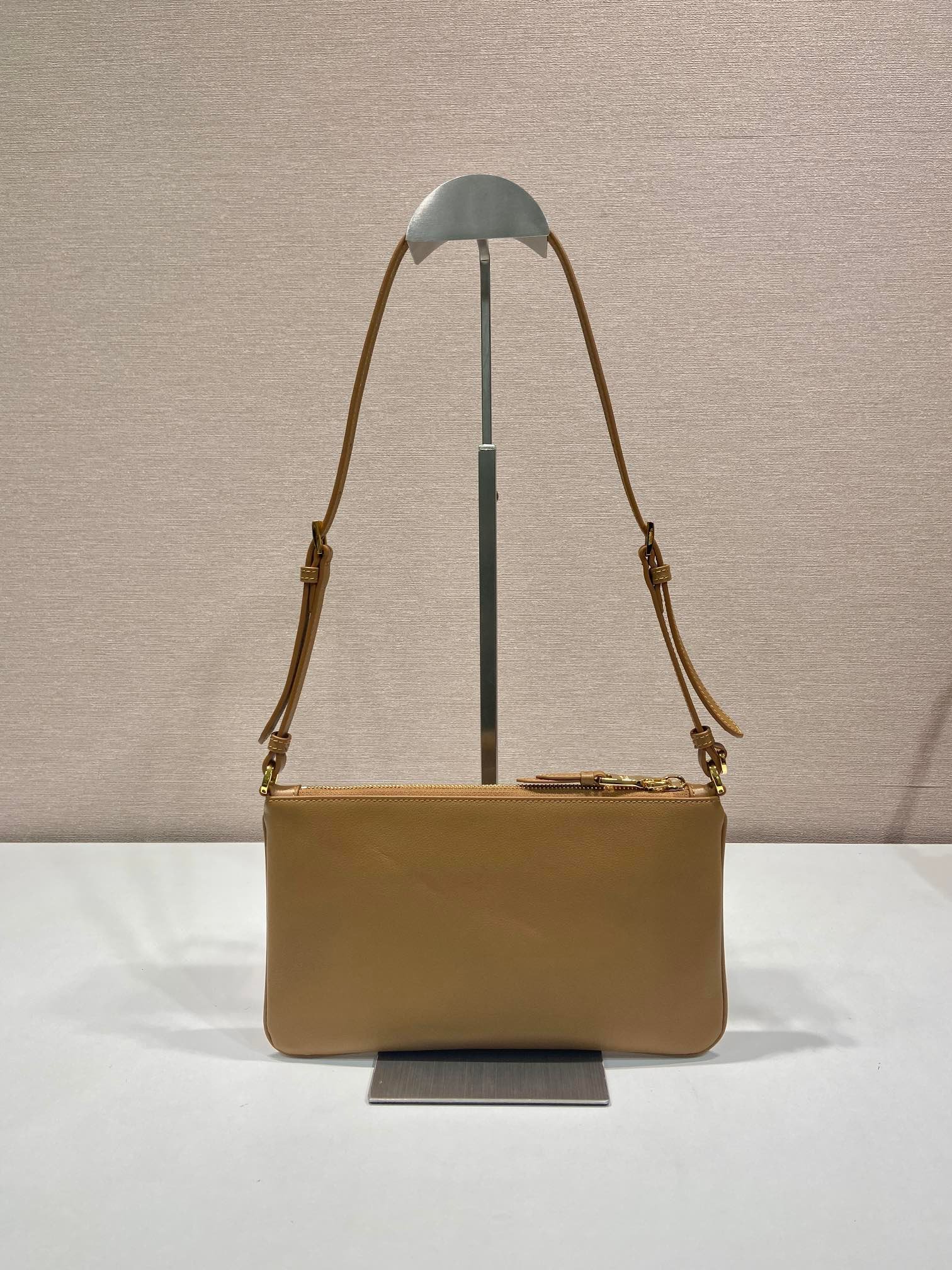 {Style No: OAXKNHTG} TRIANGLE LOGO SHOULDER BAG 24 IN PEANUT BROWN SMOOTH CALFSKIN - Image 3