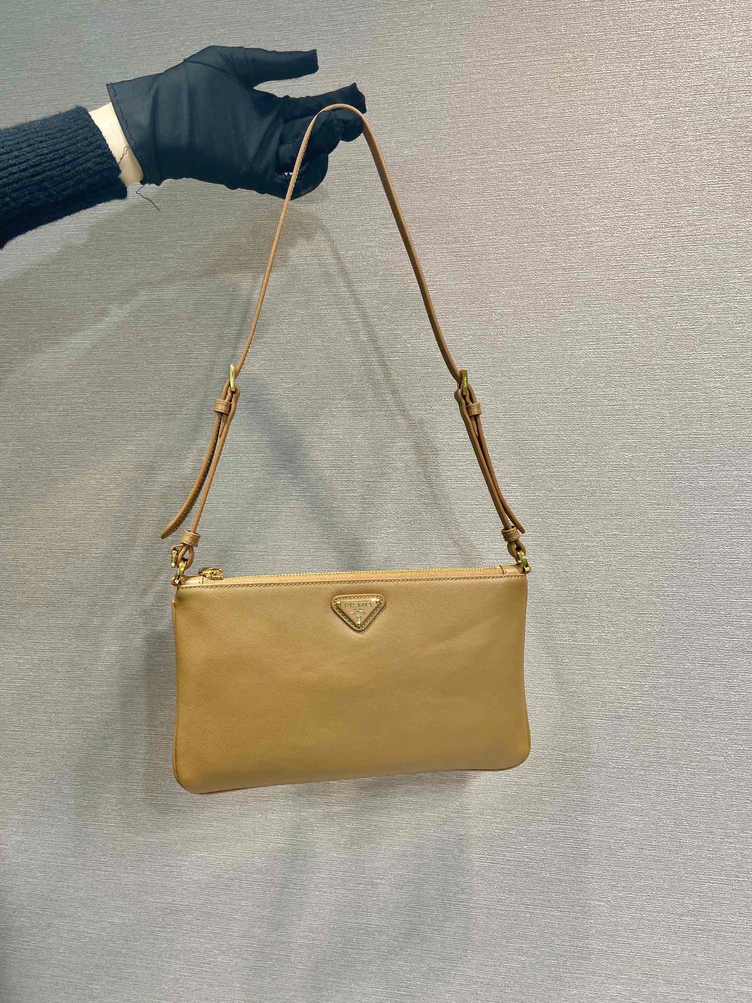 {Style No: OAXKNHTG} TRIANGLE LOGO SHOULDER BAG 24 IN PEANUT BROWN SMOOTH CALFSKIN - Image 4