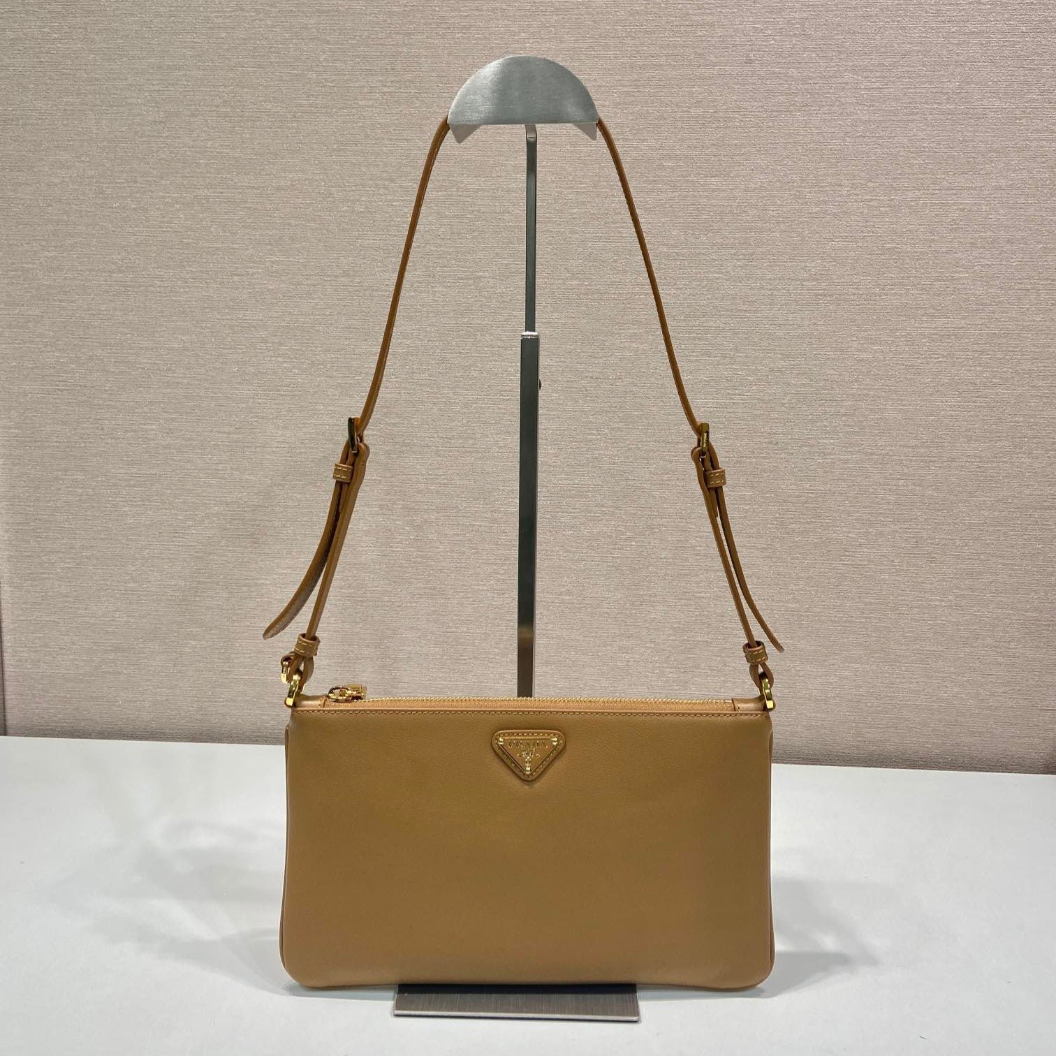 {Style No: OAXKNHTG} TRIANGLE LOGO SHOULDER BAG 24 IN PEANUT BROWN SMOOTH CALFSKIN