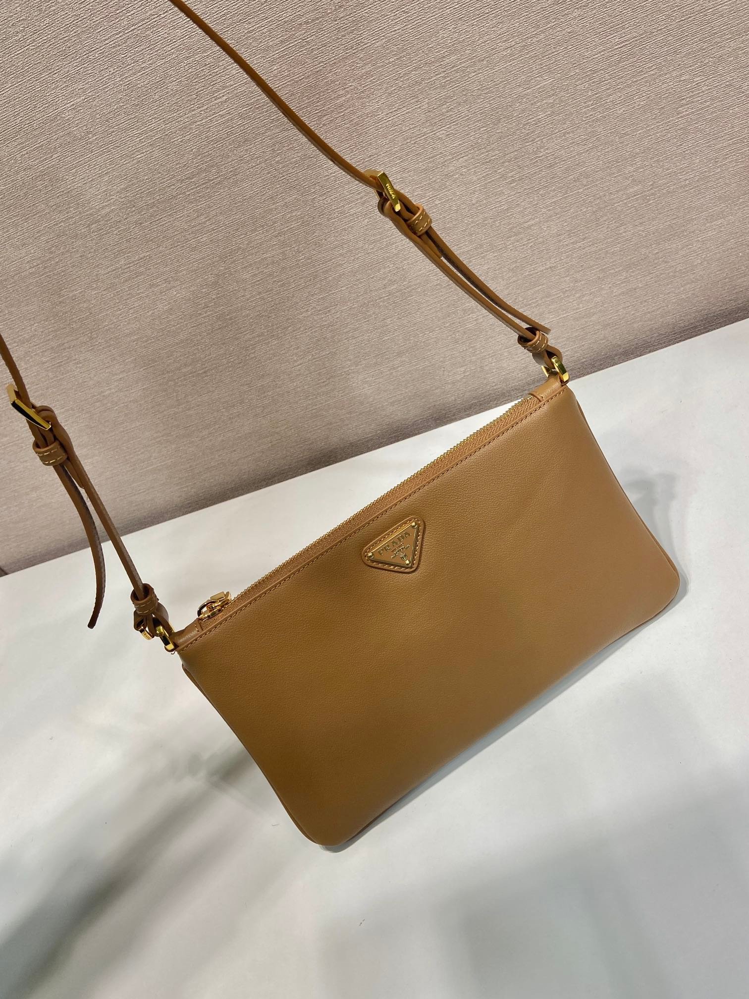 {Style No: OAXKNHTG} TRIANGLE LOGO SHOULDER BAG 24 IN PEANUT BROWN SMOOTH CALFSKIN - Image 6