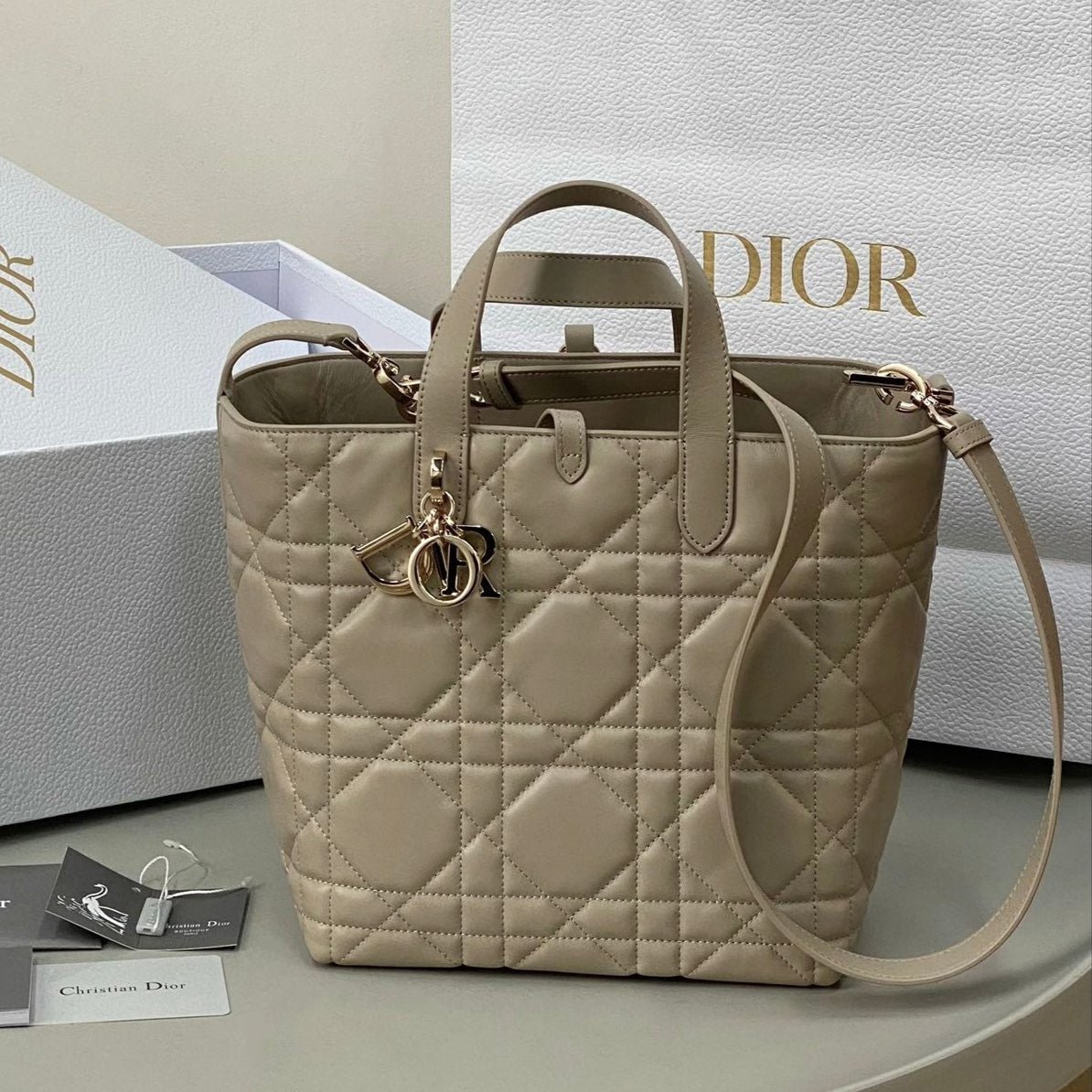 {Style No: SFH4O6LY} MEDIUM TOUJOURS BUCKET BAG 22 IN BEIGE CANNAGE CALFSKIN