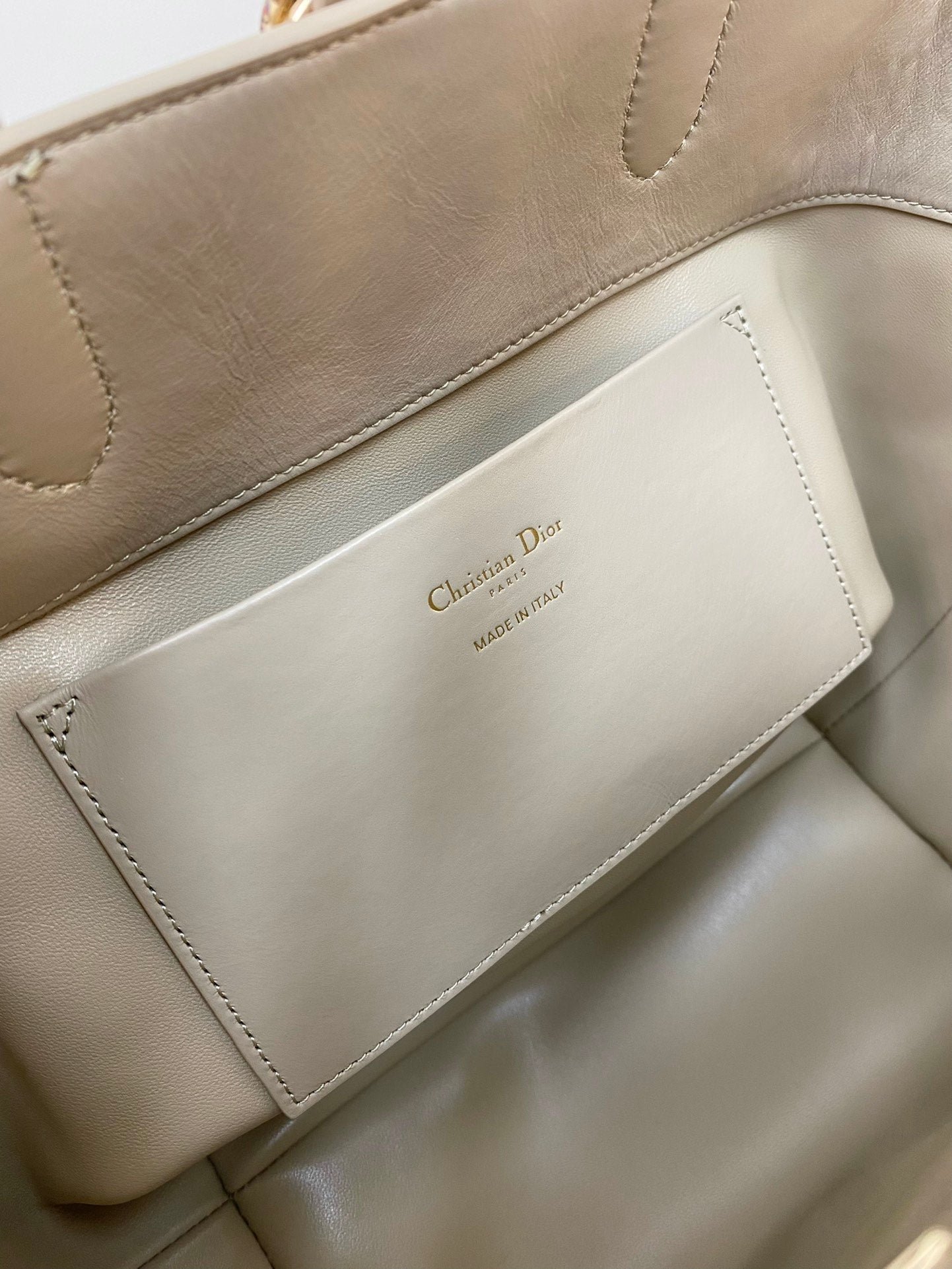 {Style No: SFH4O6LY} MEDIUM TOUJOURS BUCKET BAG 22 IN BEIGE CANNAGE CALFSKIN - Image 2