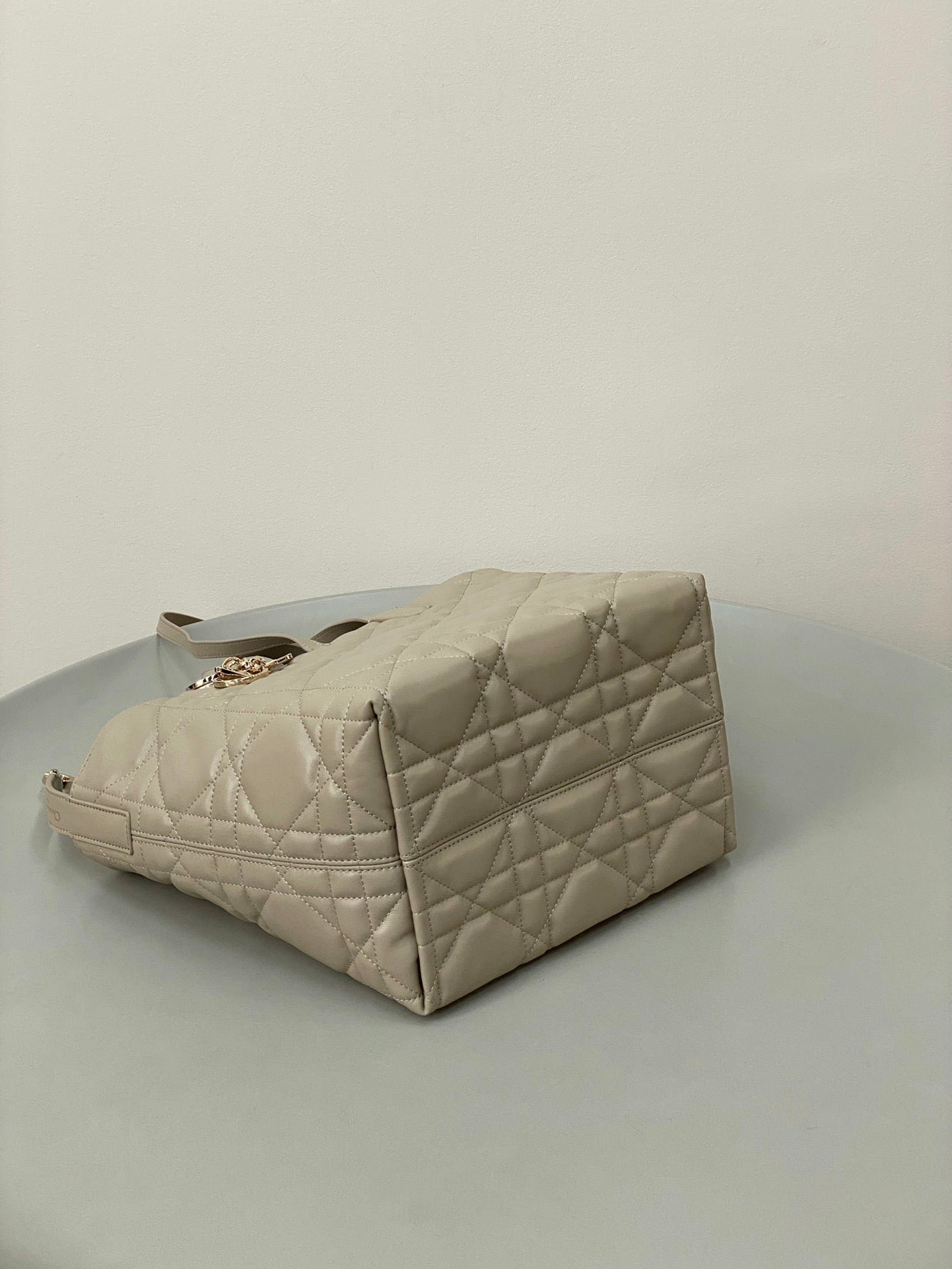 {Style No: SFH4O6LY} MEDIUM TOUJOURS BUCKET BAG 22 IN BEIGE CANNAGE CALFSKIN - Image 3