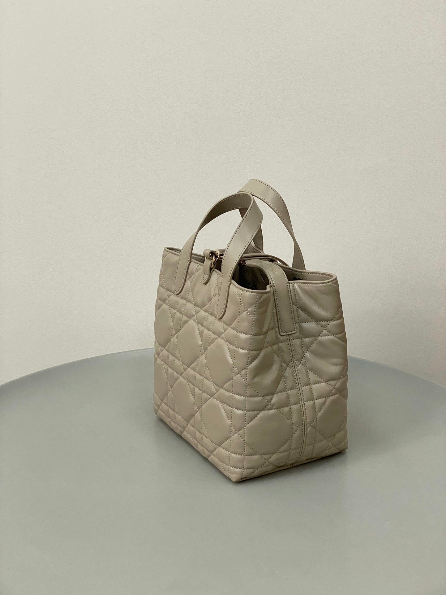 {Style No: SFH4O6LY} MEDIUM TOUJOURS BUCKET BAG 22 IN BEIGE CANNAGE CALFSKIN - Image 4