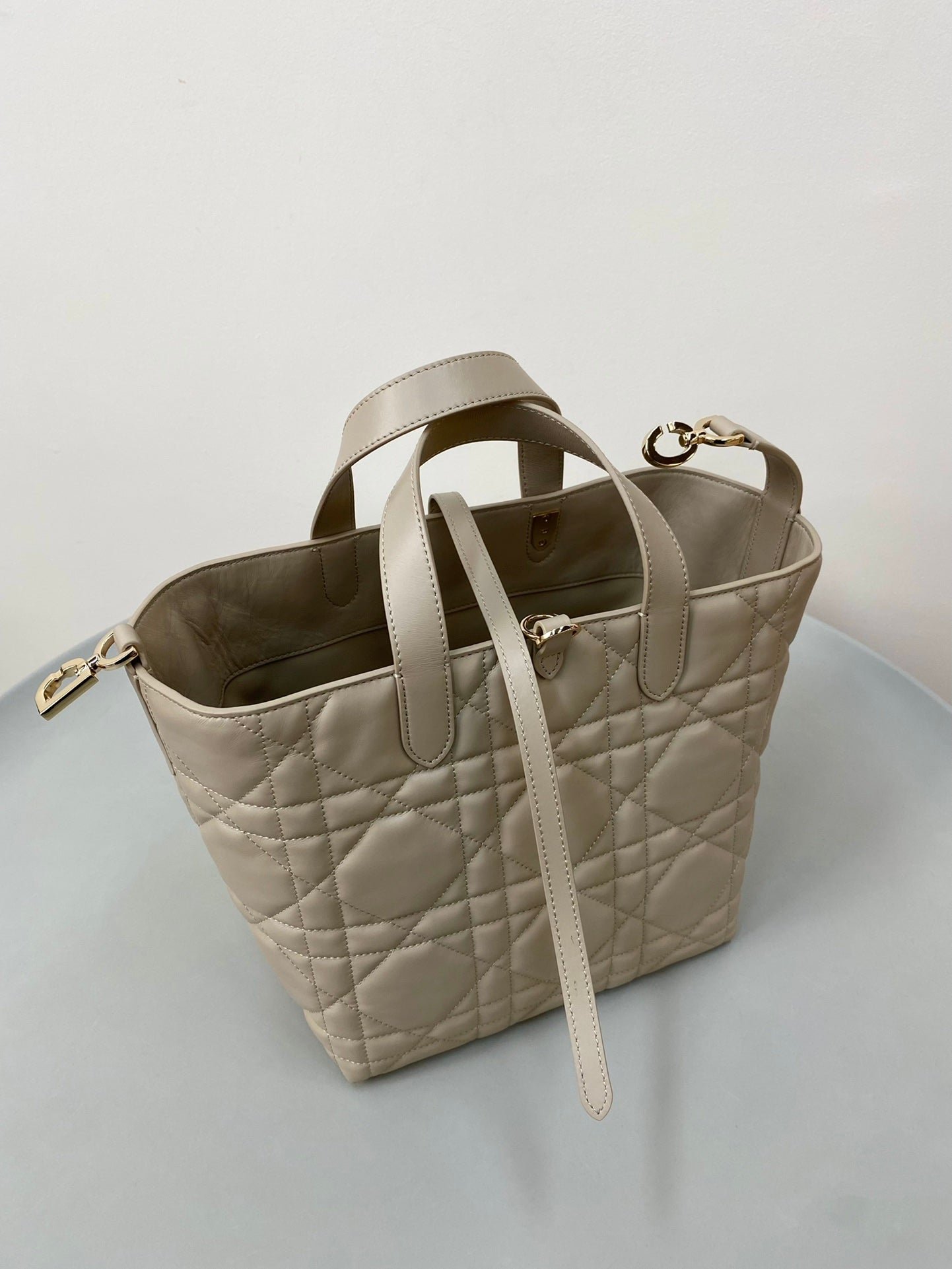 {Style No: SFH4O6LY} MEDIUM TOUJOURS BUCKET BAG 22 IN BEIGE CANNAGE CALFSKIN - Image 5