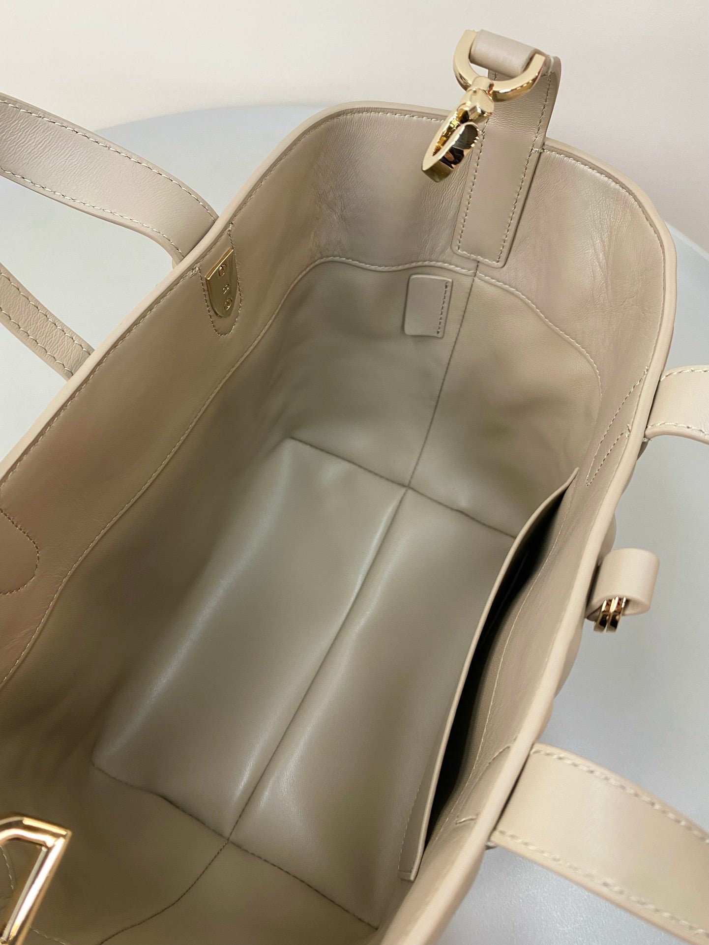 {Style No: SFH4O6LY} MEDIUM TOUJOURS BUCKET BAG 22 IN BEIGE CANNAGE CALFSKIN - Image 7