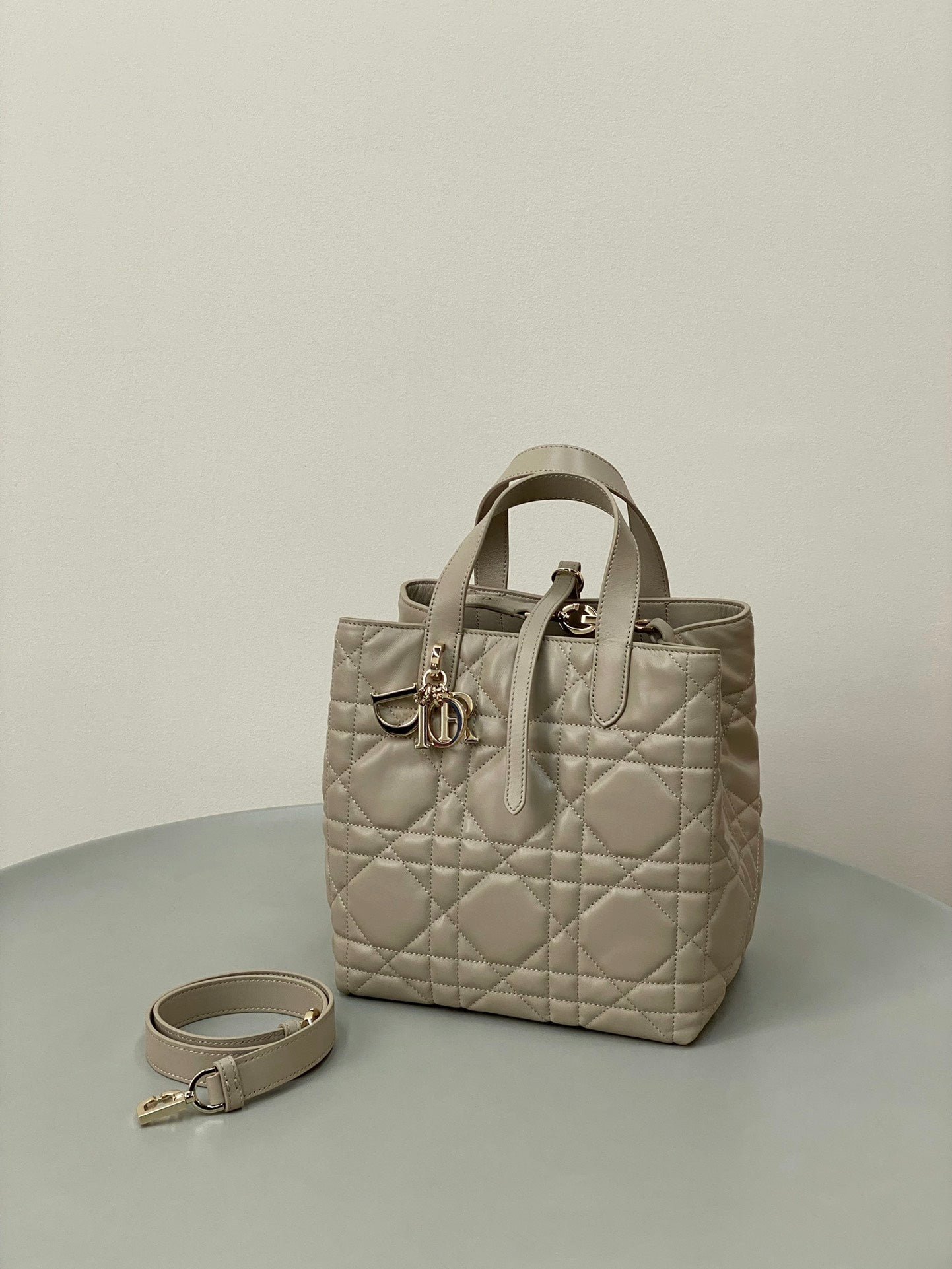 {Style No: SFH4O6LY} MEDIUM TOUJOURS BUCKET BAG 22 IN BEIGE CANNAGE CALFSKIN - Image 8