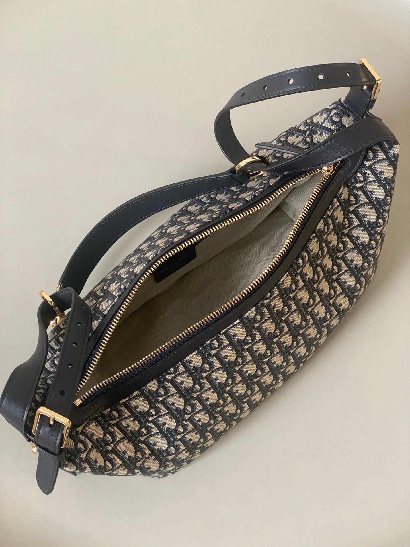 {Style No: IKXNGPH4} LARGE D-JOURNEY SHOULDER BAG 33 IN BLACK MONOGRAM OBLIQUE JACQUARD - Image 2