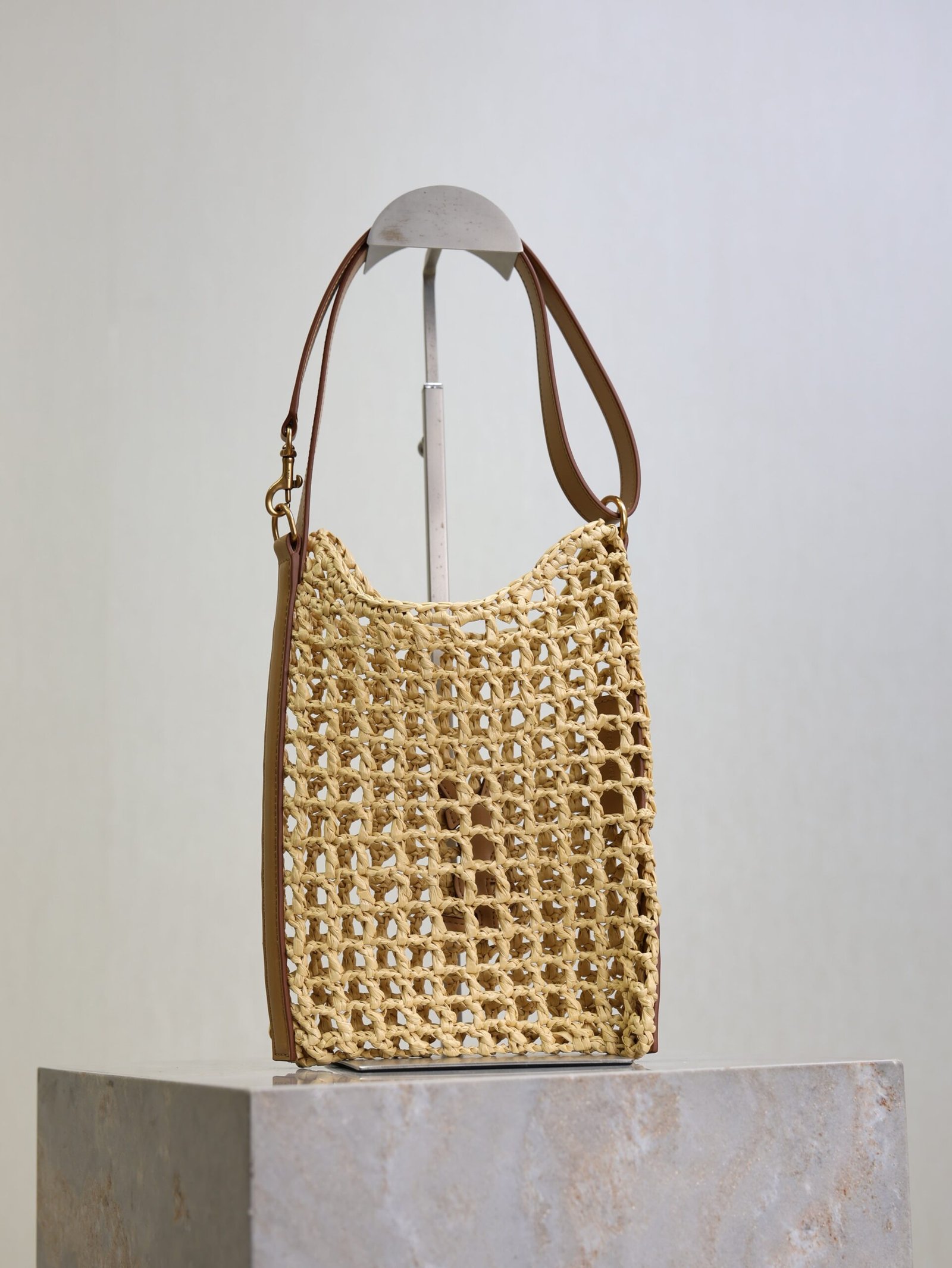 {Style No: JBZ48KC4} OXALIS 25 IN RAFFIA CROCHET AND LEATHER VINTAGE BROWN - Image 5