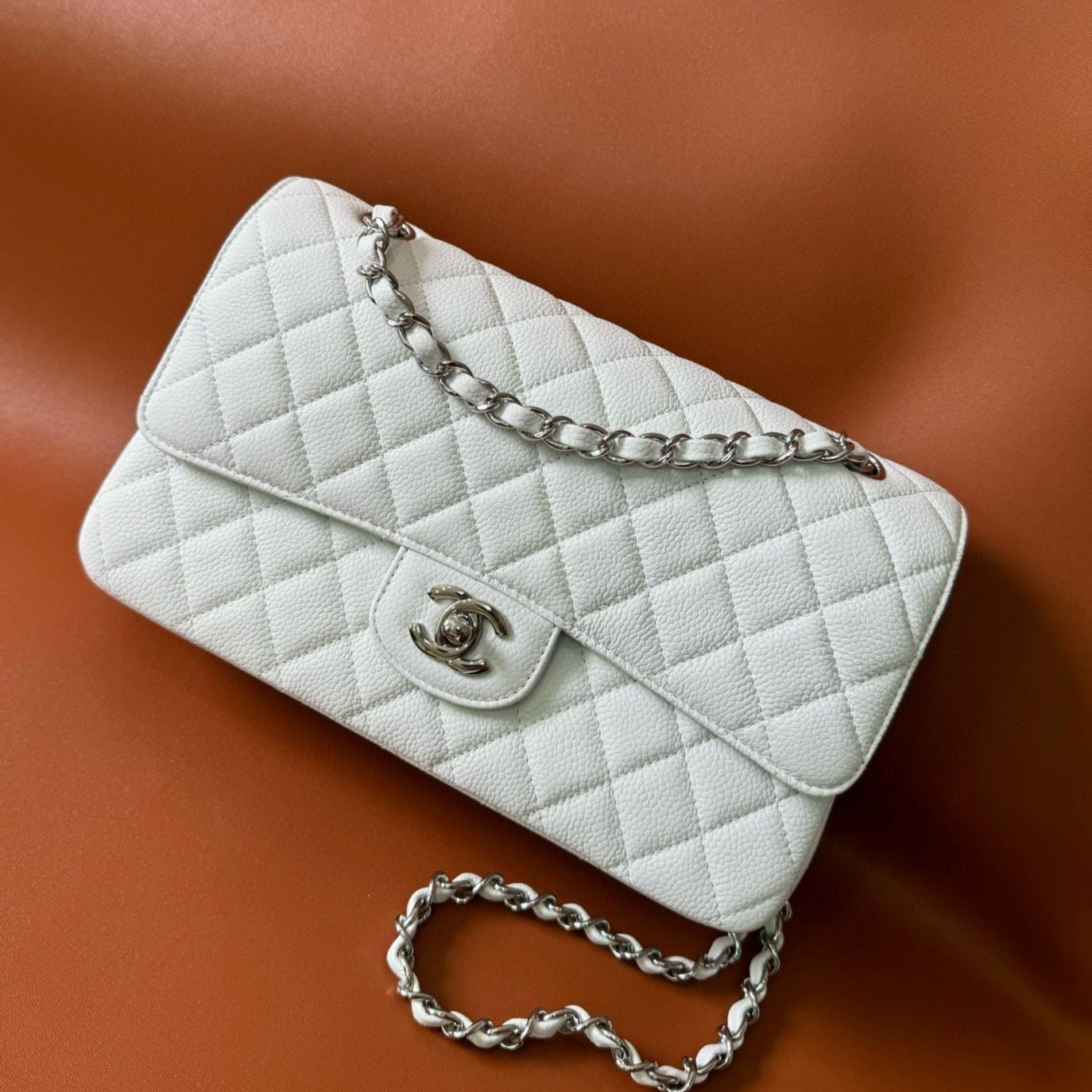 {Style No: HVJ7H91B} FLAP BAG 25 IN WHITE CAVIAR LAMBSKIN SILVER HARDWARE