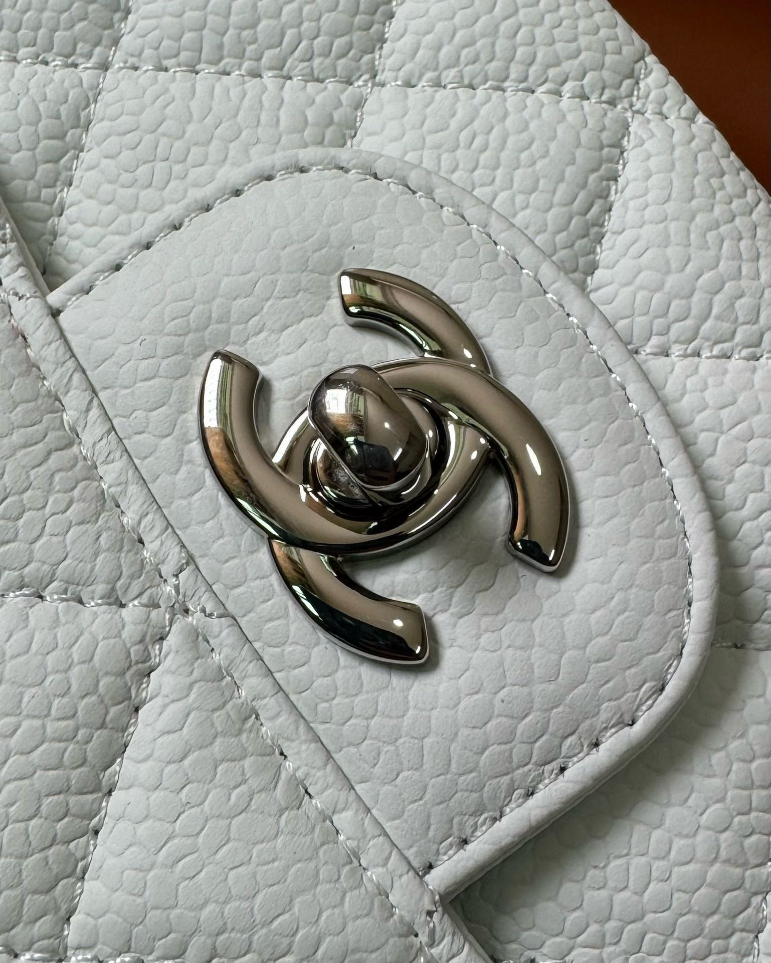 {Style No: HVJ7H91B} FLAP BAG 25 IN WHITE CAVIAR LAMBSKIN SILVER HARDWARE - Image 9
