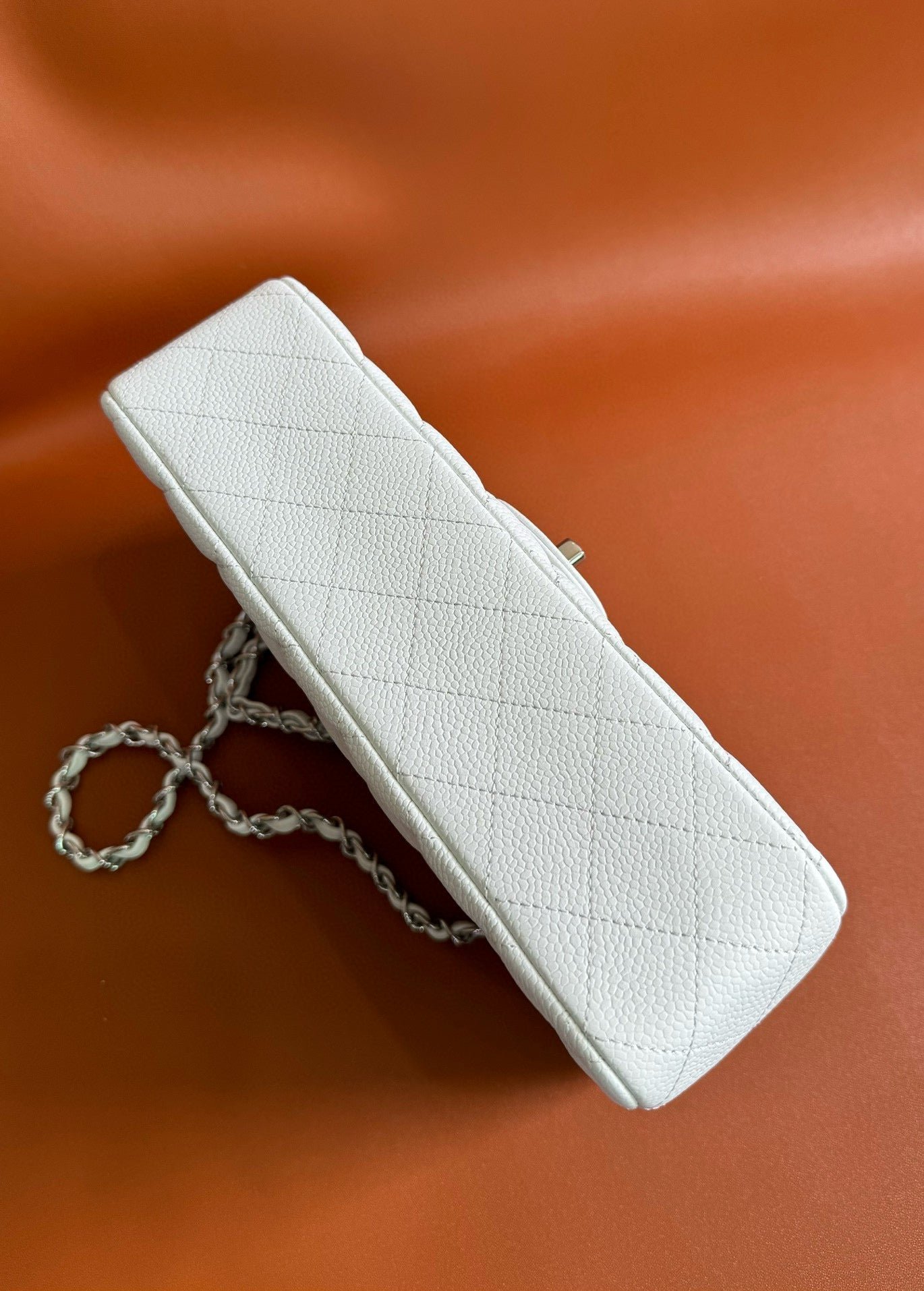 {Style No: HVJ7H91B} FLAP BAG 25 IN WHITE CAVIAR LAMBSKIN SILVER HARDWARE - Image 5