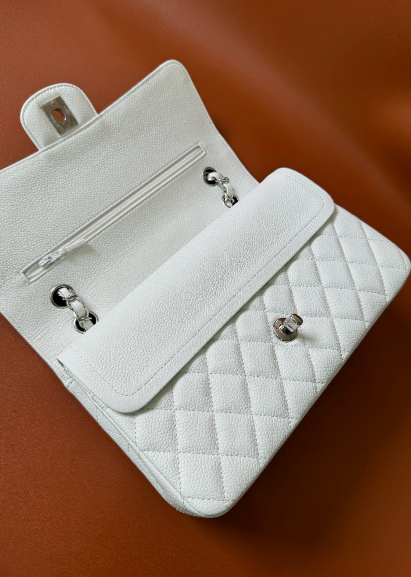 {Style No: HVJ7H91B} FLAP BAG 25 IN WHITE CAVIAR LAMBSKIN SILVER HARDWARE - Image 3