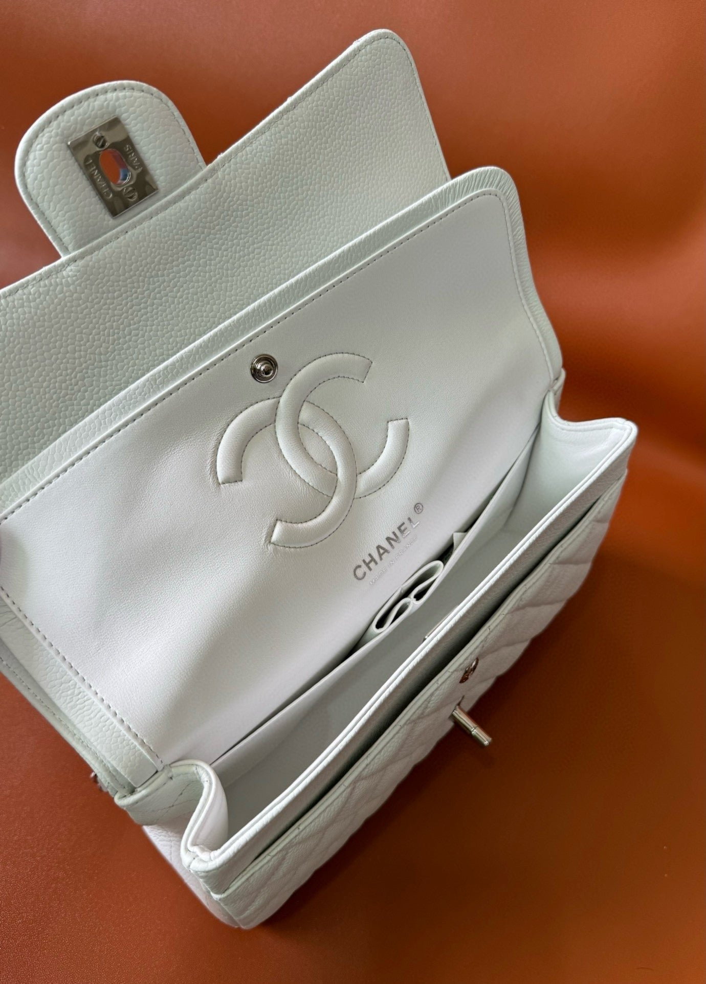 {Style No: HVJ7H91B} FLAP BAG 25 IN WHITE CAVIAR LAMBSKIN SILVER HARDWARE - Image 8