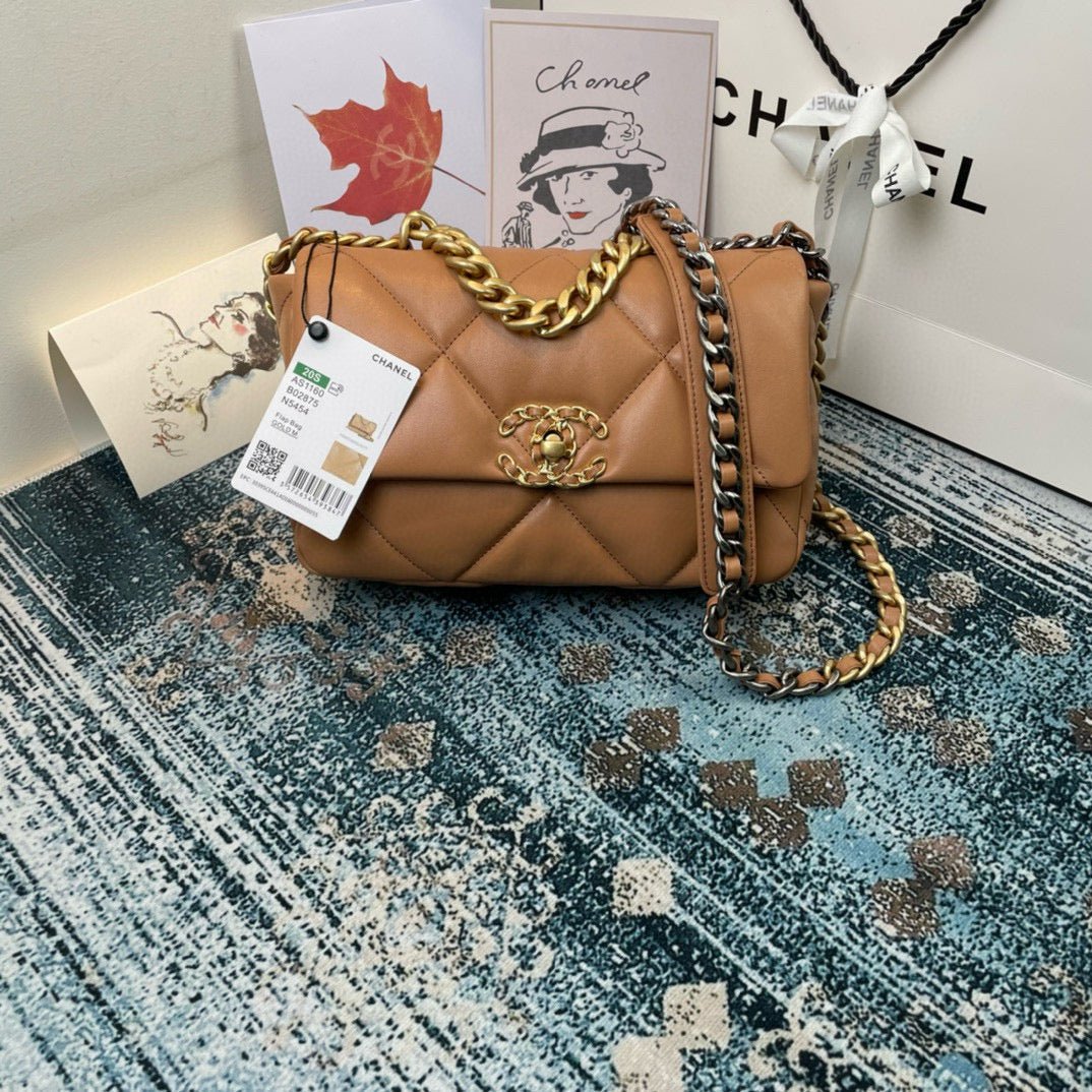 {Style No: 2SXXS8UY} CC MEDIUM 26 FLAP BAG IN PEANUT LAMBSKIN