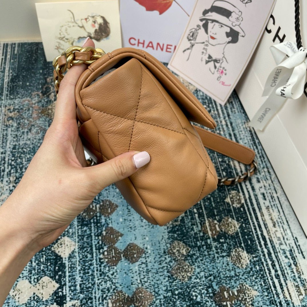 {Style No: 2SXXS8UY} CC MEDIUM 26 FLAP BAG IN PEANUT LAMBSKIN - Image 4