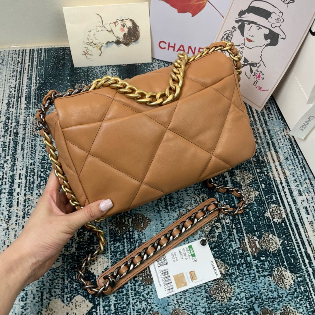 {Style No: 2SXXS8UY} CC MEDIUM 26 FLAP BAG IN PEANUT LAMBSKIN - Image 3