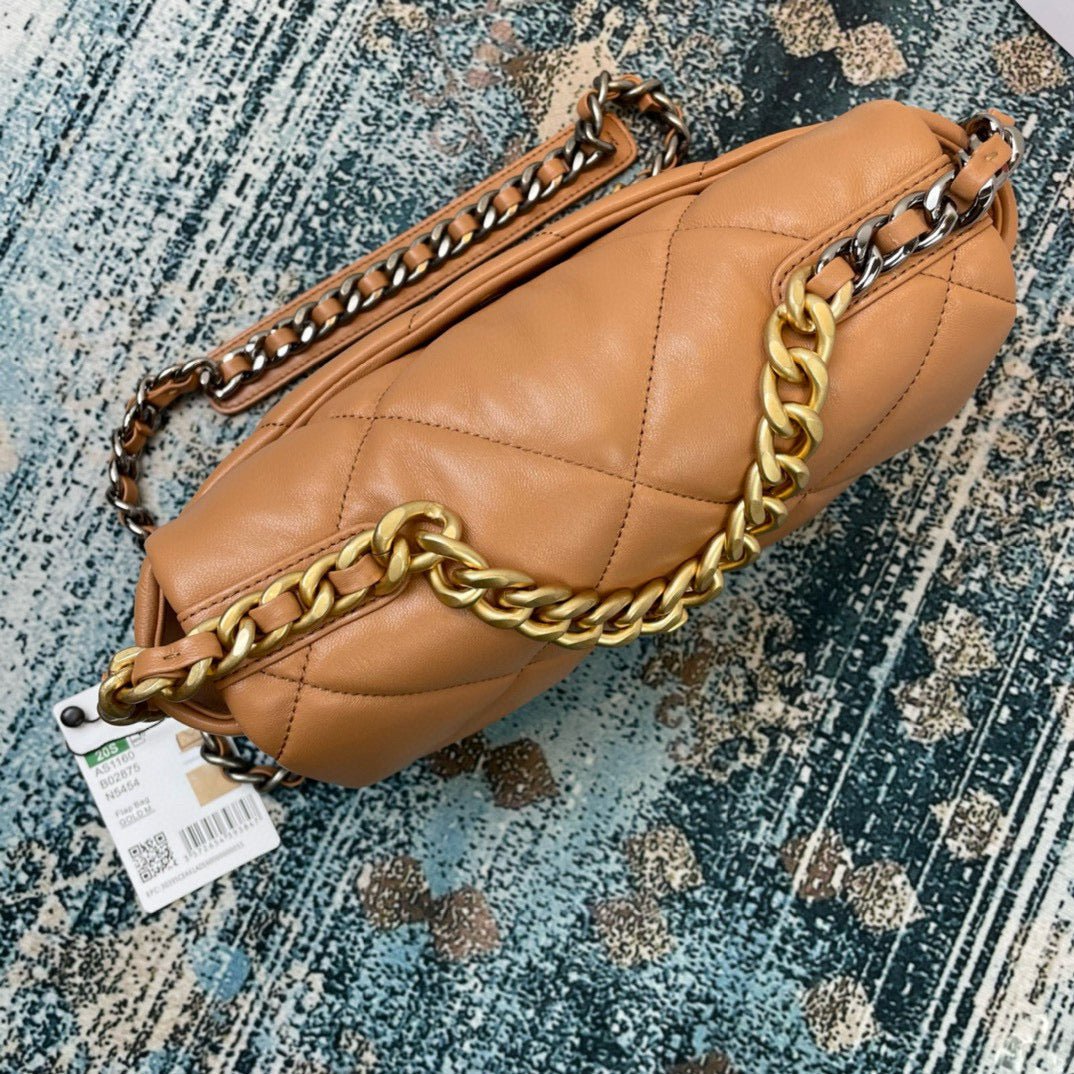 {Style No: 2SXXS8UY} CC MEDIUM 26 FLAP BAG IN PEANUT LAMBSKIN - Image 5