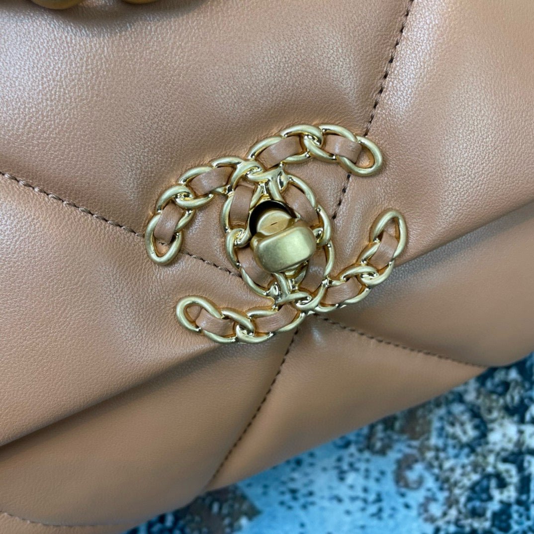 {Style No: 2SXXS8UY} CC MEDIUM 26 FLAP BAG IN PEANUT LAMBSKIN - Image 6