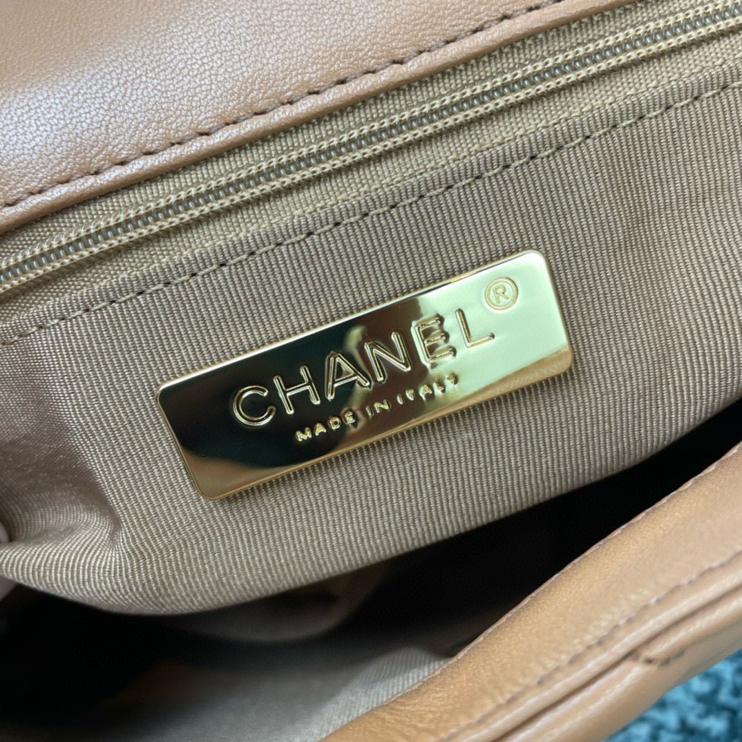 {Style No: 2SXXS8UY} CC MEDIUM 26 FLAP BAG IN PEANUT LAMBSKIN - Image 9